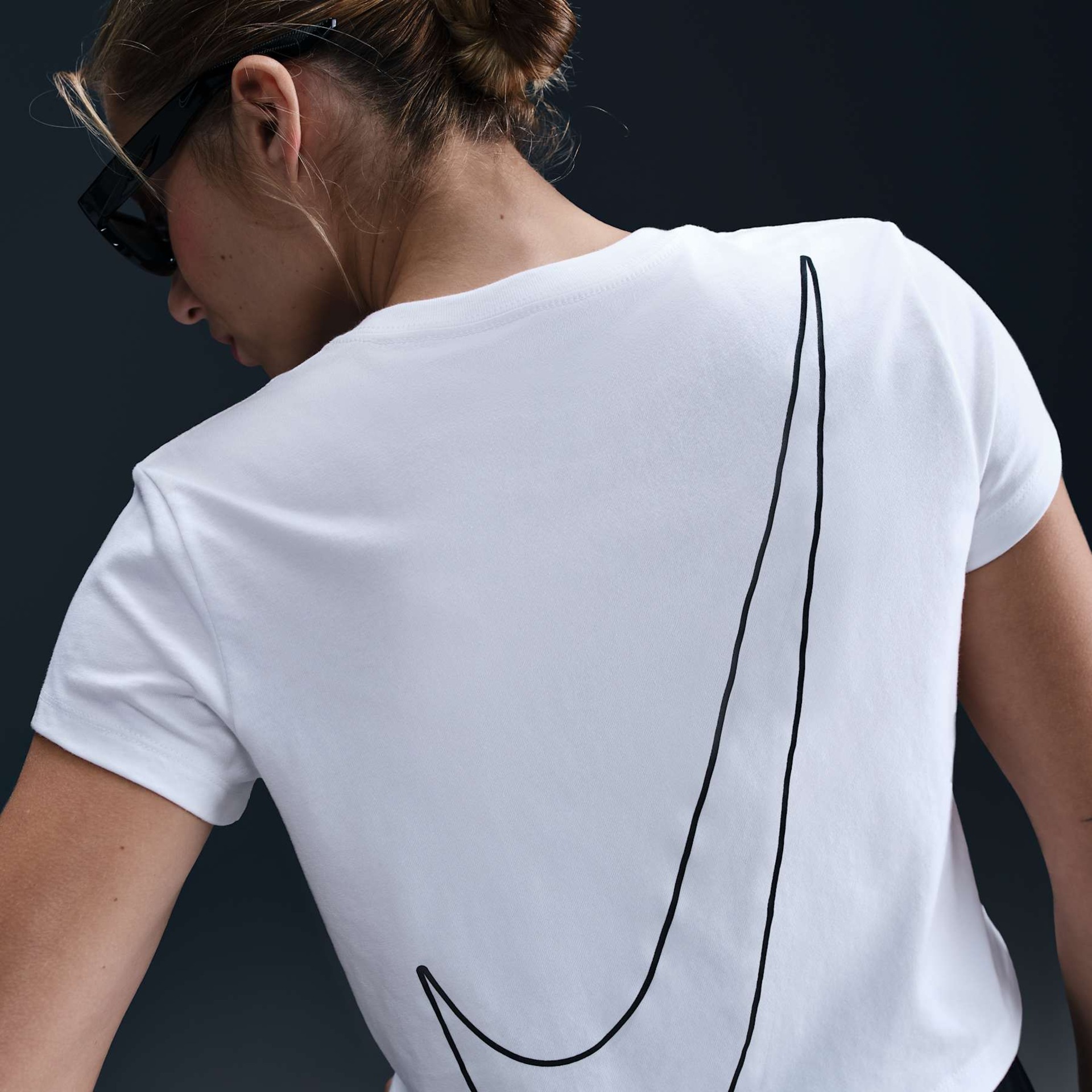 Camiseta Nike Sportswear Club Feminina - Foto 2