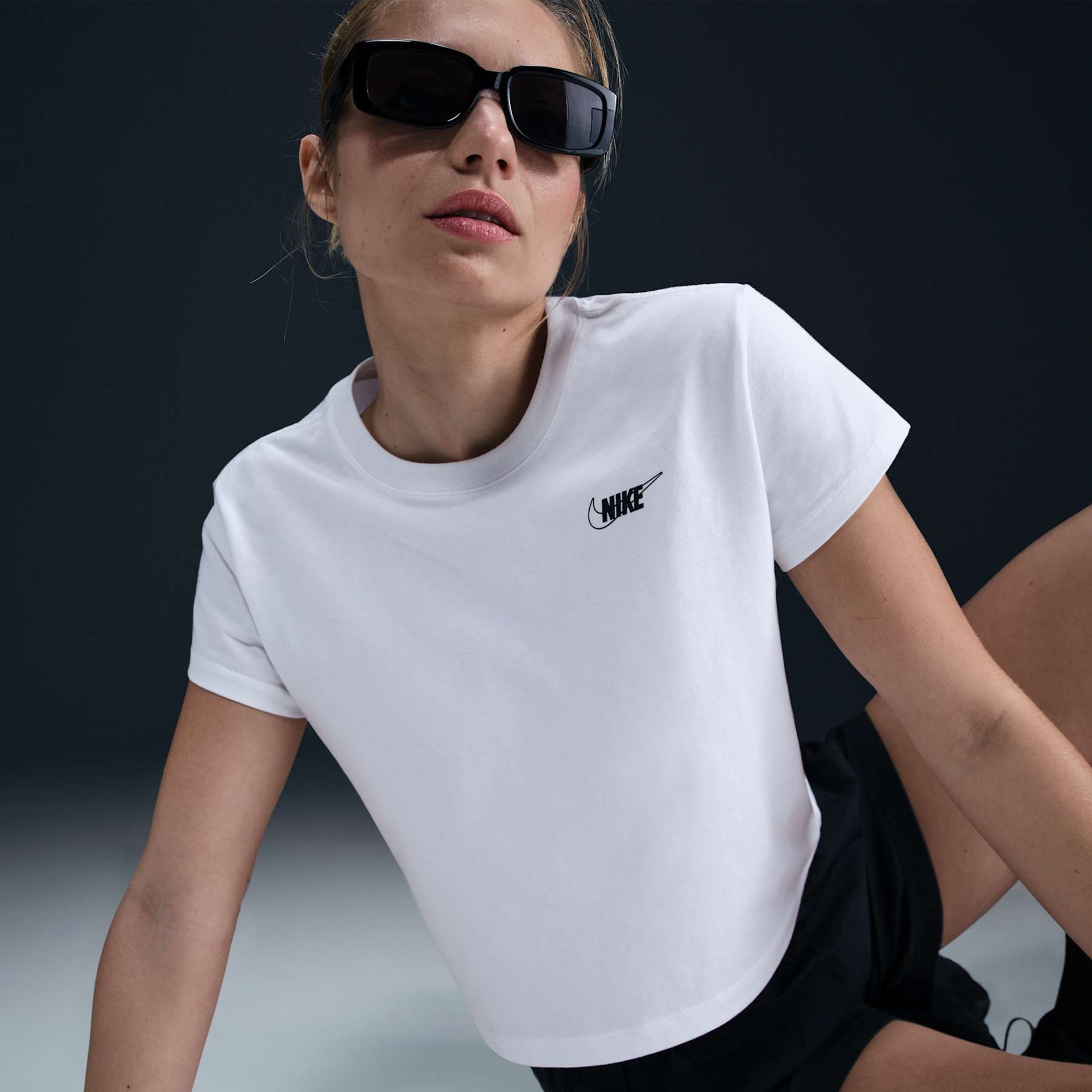 Camiseta Nike Sportswear Club Feminina - Foto 3