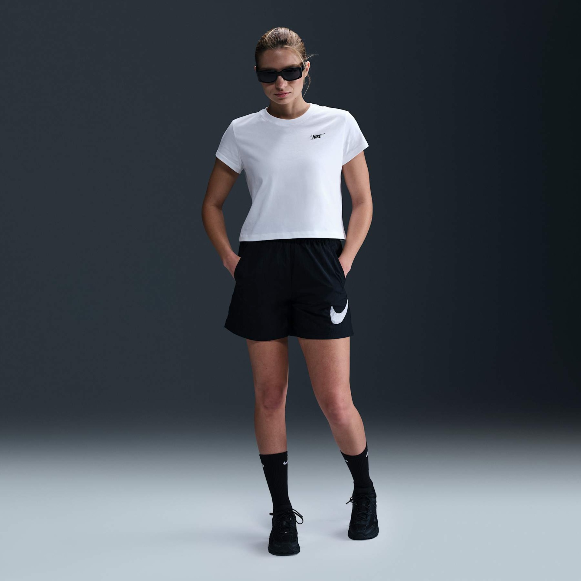 Camiseta Nike Sportswear Club Feminina - Foto 4