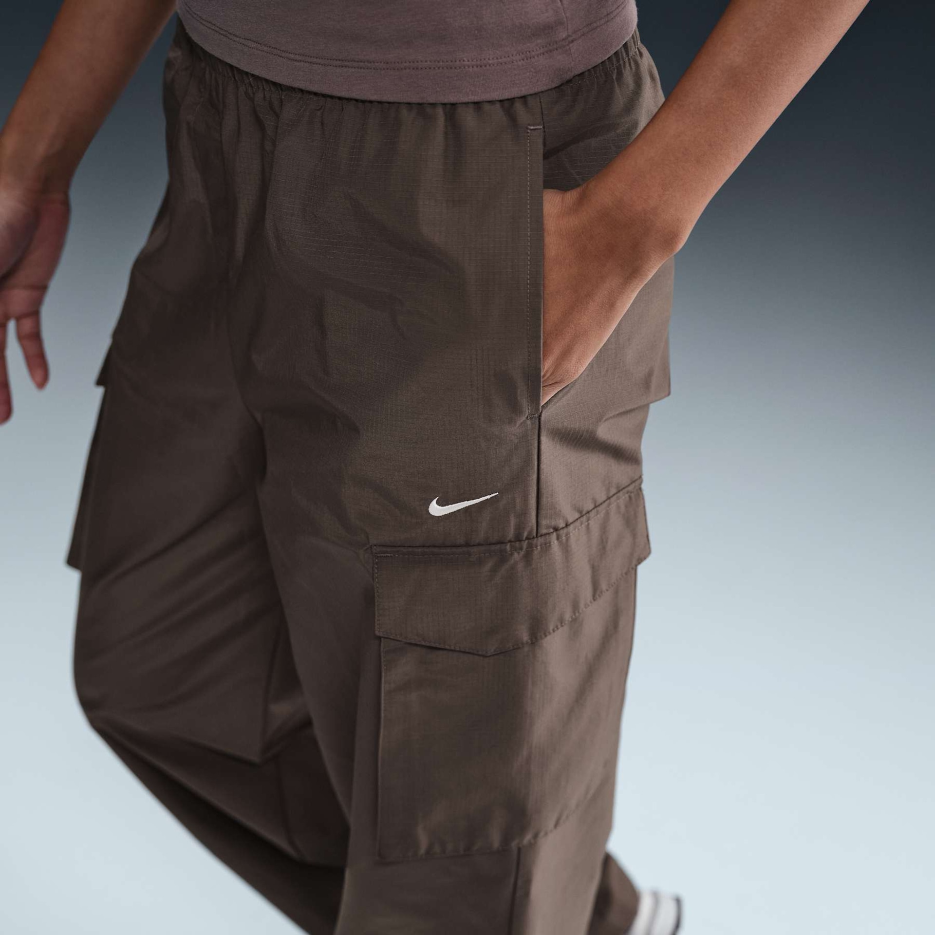 Calça Nike Sportswear Woven Feminina - Foto 5