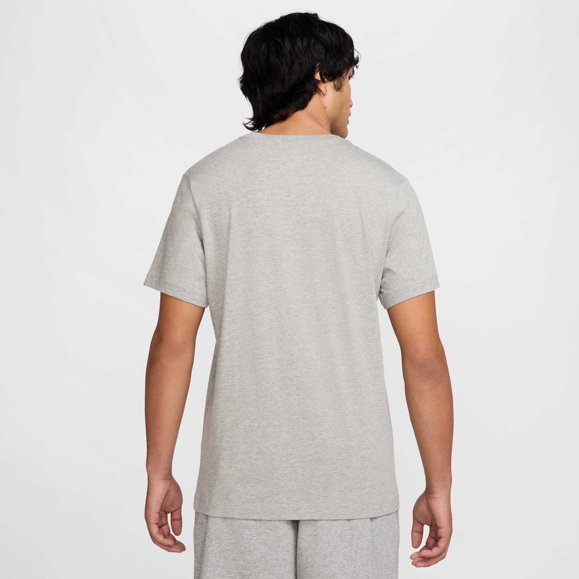 Camiseta Nike Sportswear Club+ Masculina - Foto 2