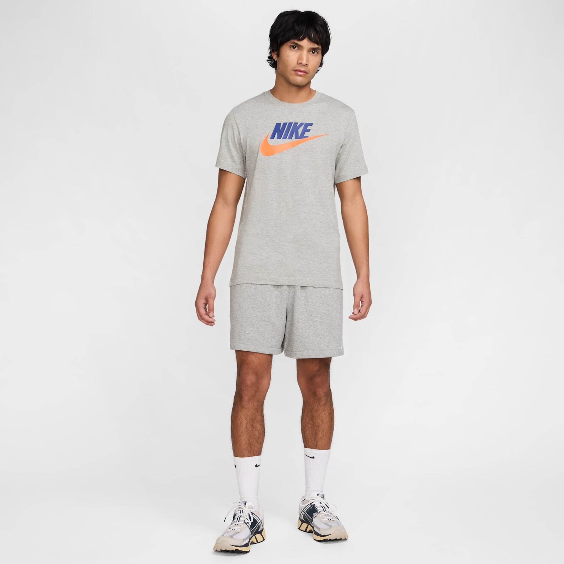 Camiseta Nike Sportswear Club+ Masculina - Foto 4