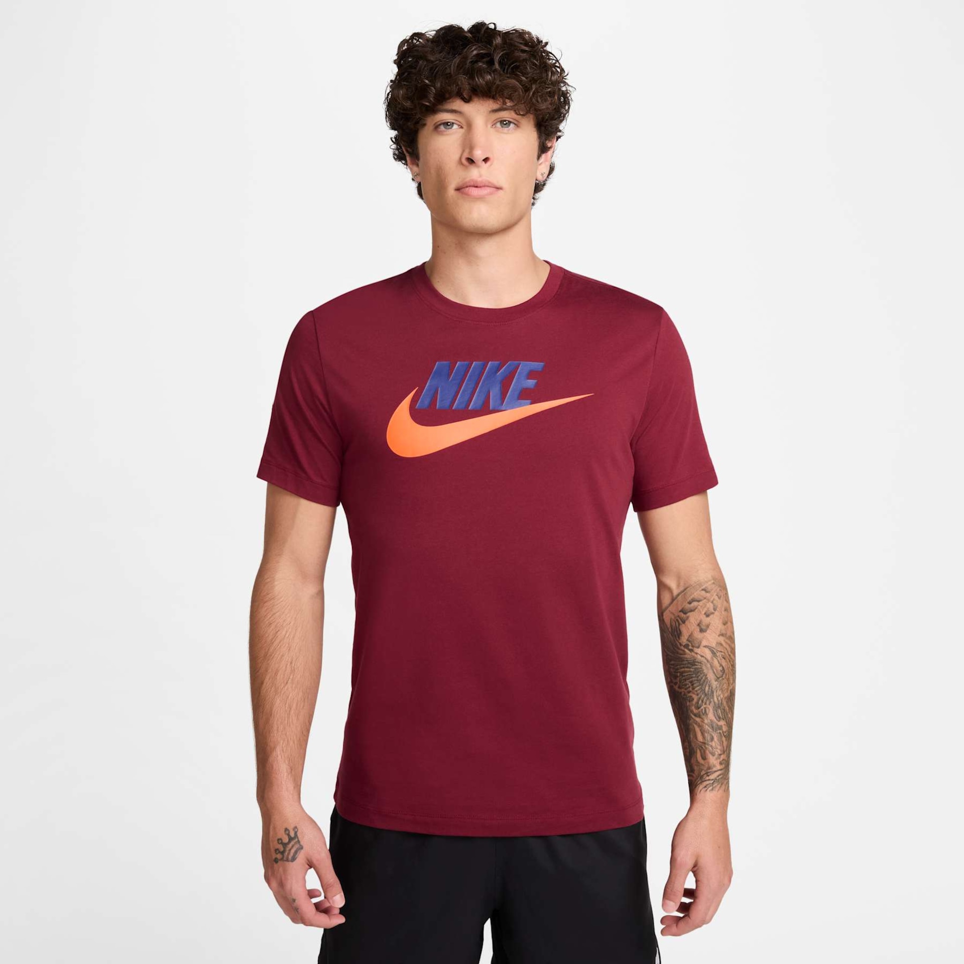 Camiseta Nike Sportswear Club+ Masculina - Foto 1