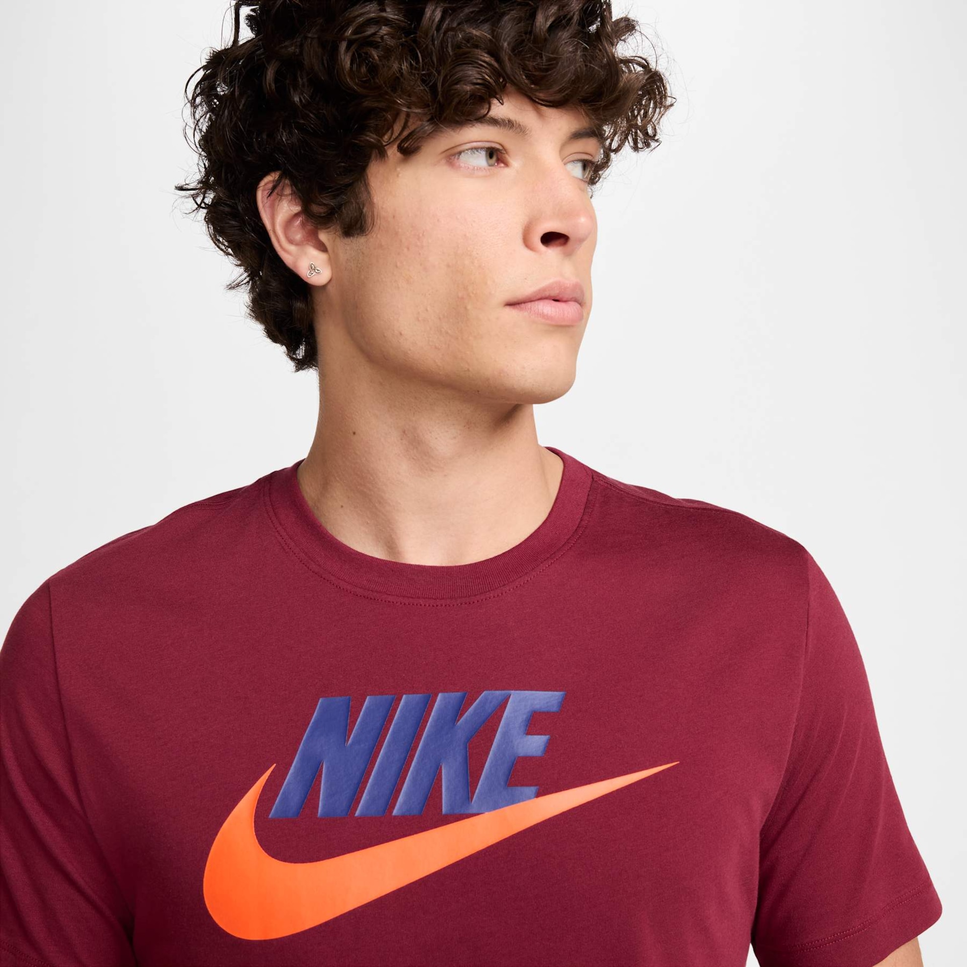Camiseta Nike Sportswear Club+ Masculina - Foto 3