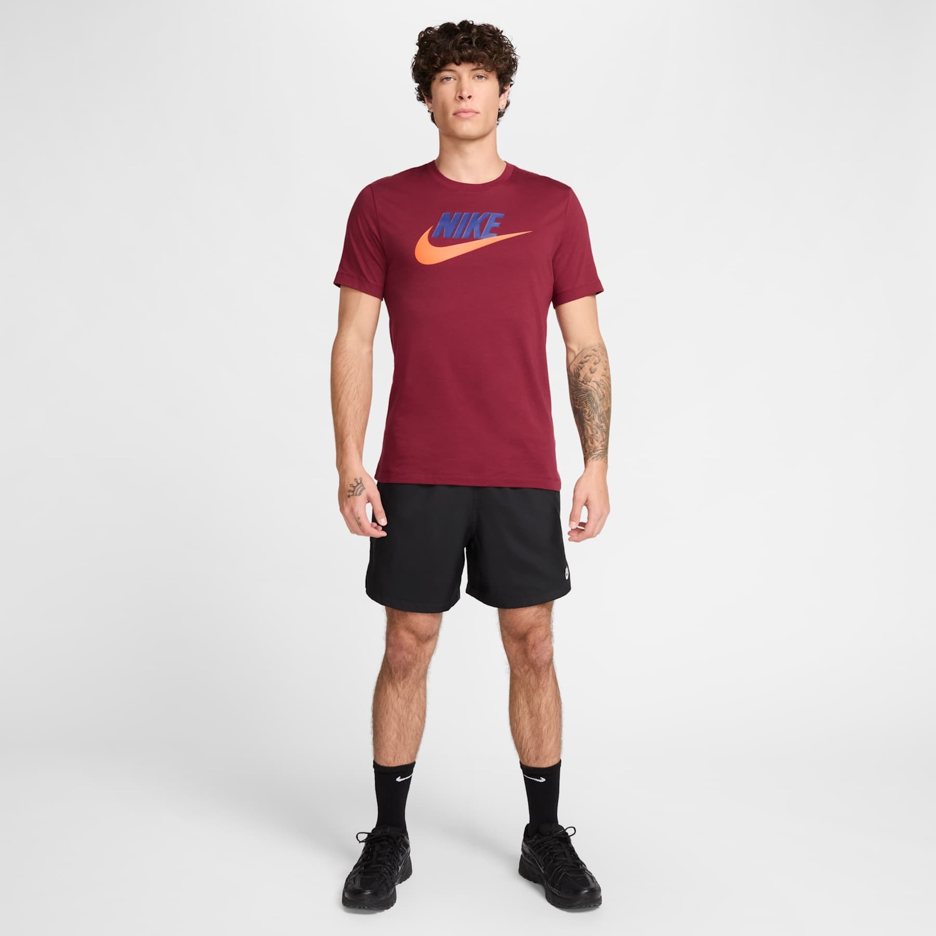 Camiseta Nike Sportswear Club+ Masculina - Foto 4