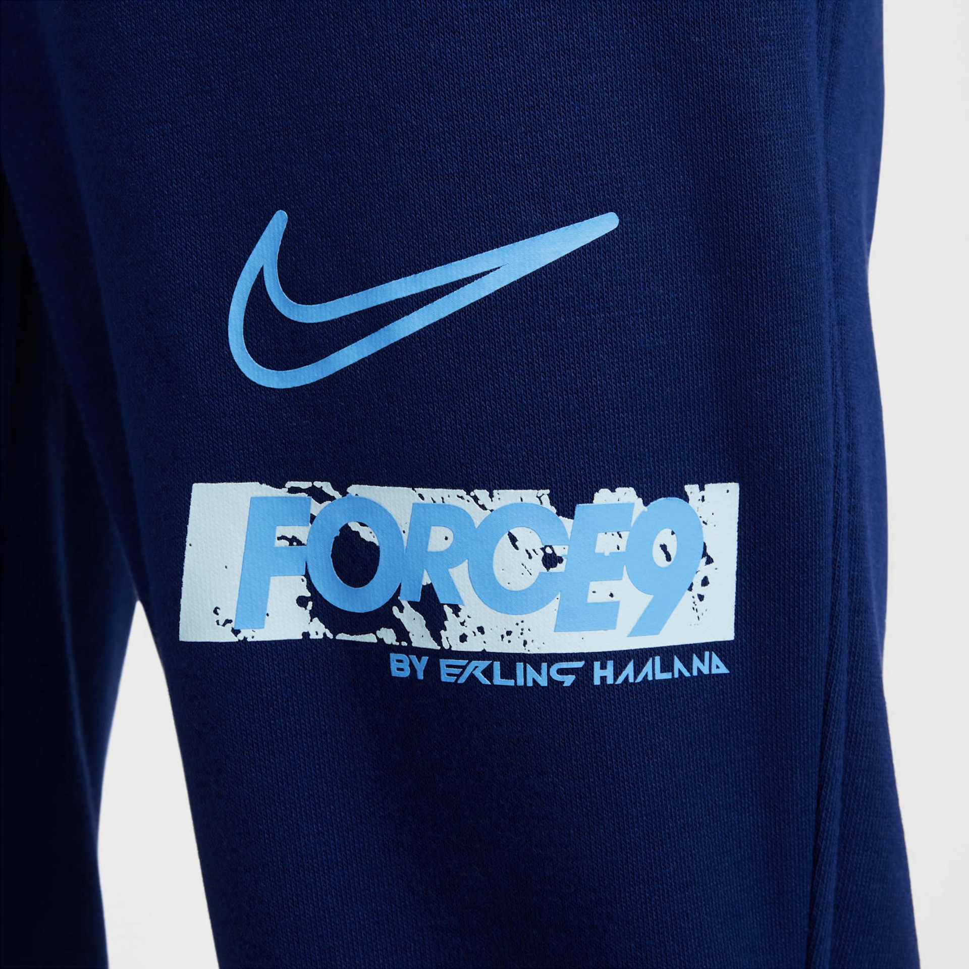 Calça Nike Club Erling Haaland Fleece Infantil - Foto 5