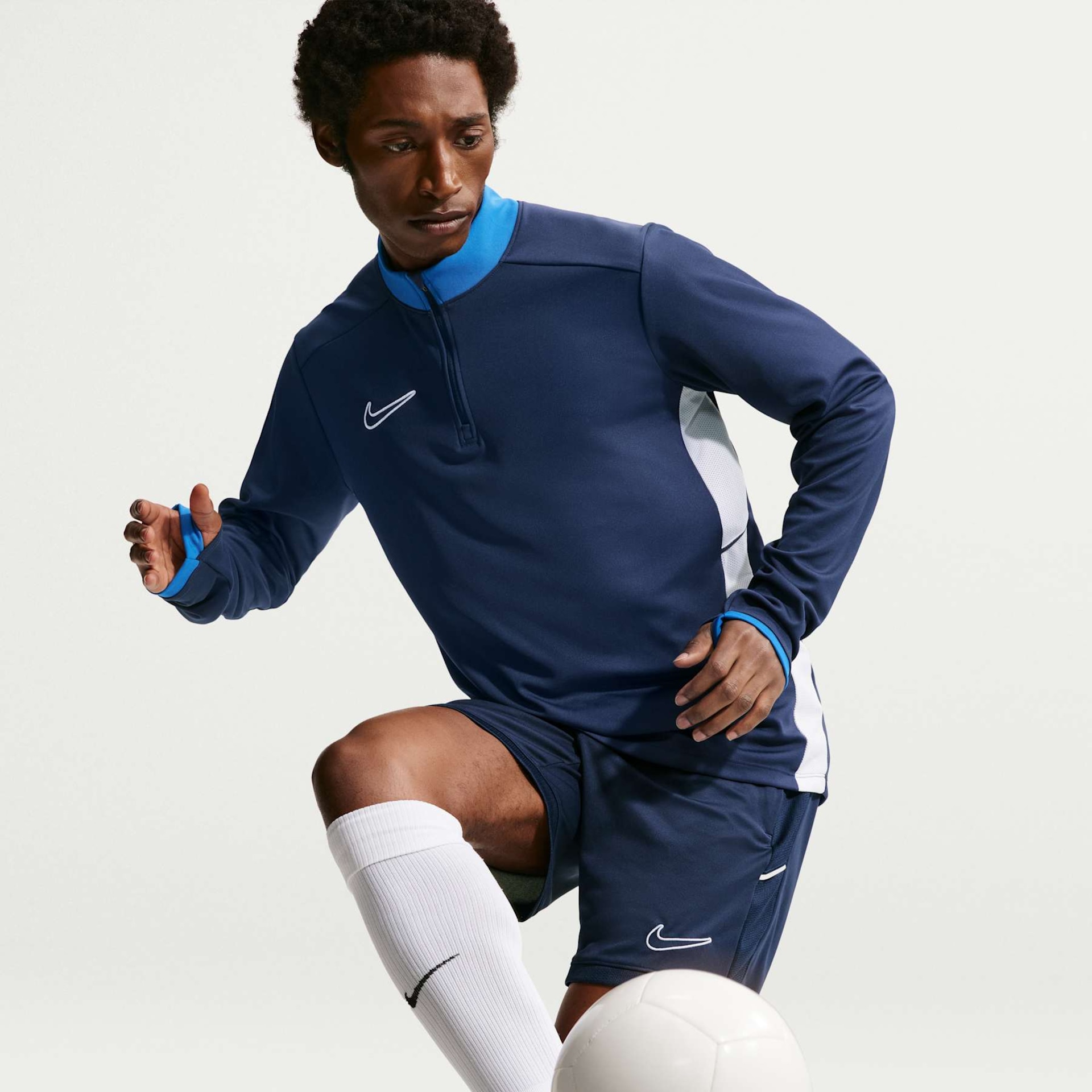 Camiseta Dri-FIT Nike Manga Longa Academy Masculina - Foto 3