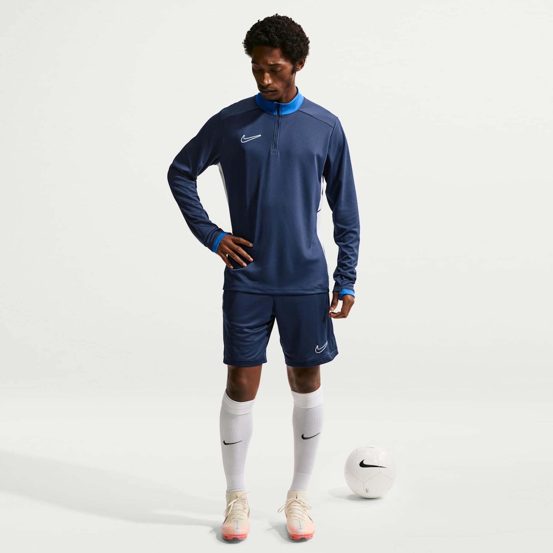 Camiseta Dri-FIT Nike Manga Longa Academy Masculina - Foto 4