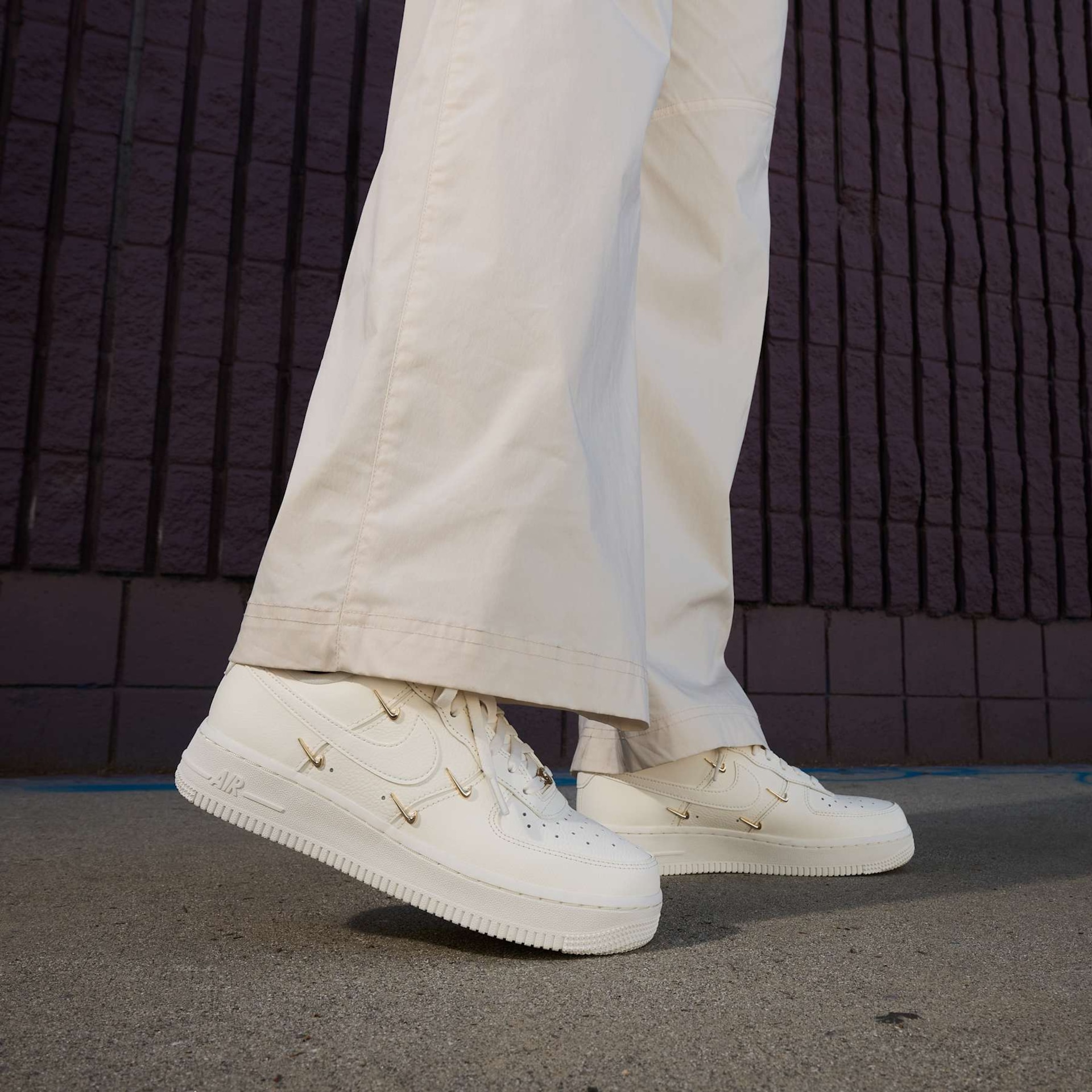 Tênis Nike Air Force 1 '07 LX Feminino - Foto 10