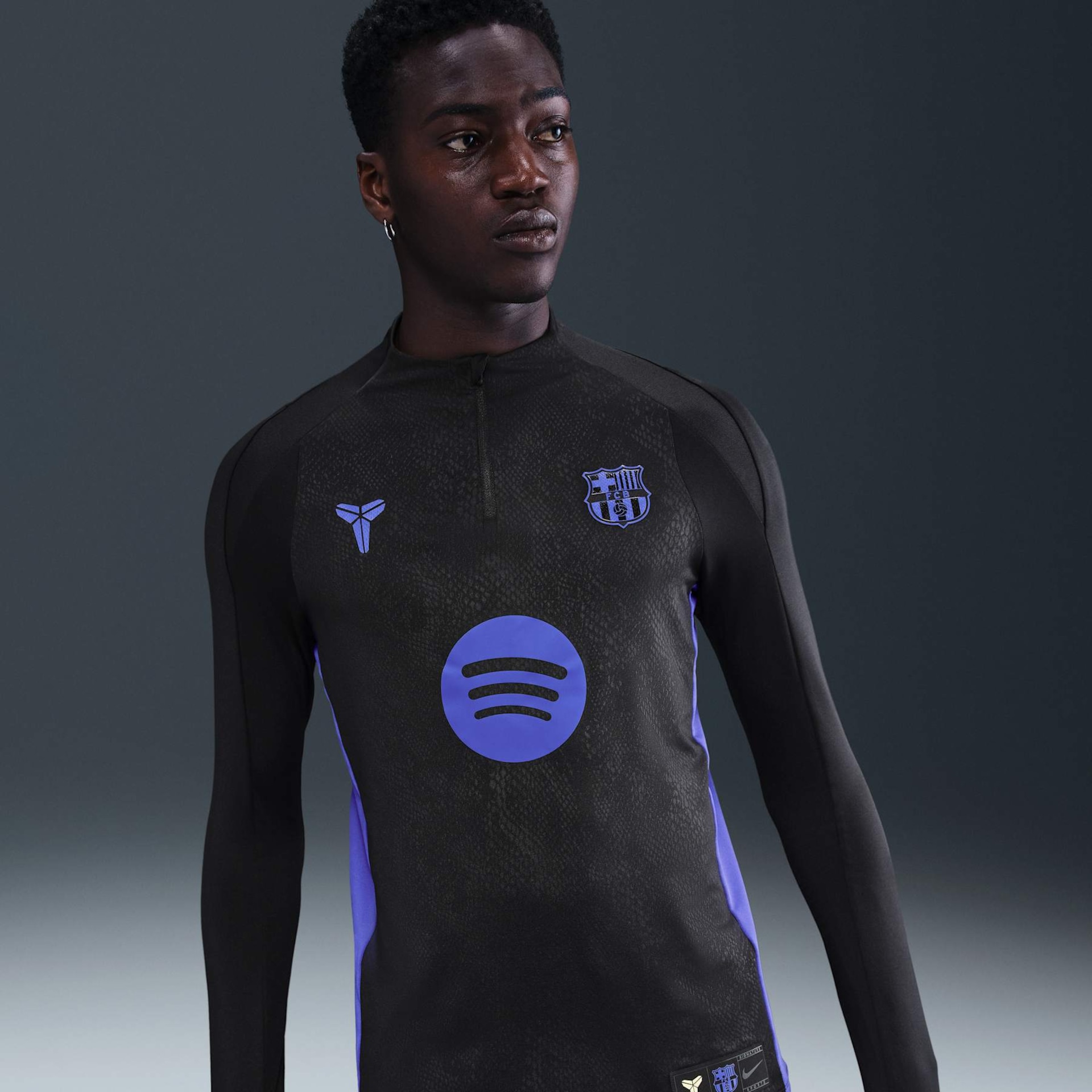 Camiseta Barcelona Manga Longa Nike II Kobe 2025/26 Pré-Jogo Masculina - Foto 1