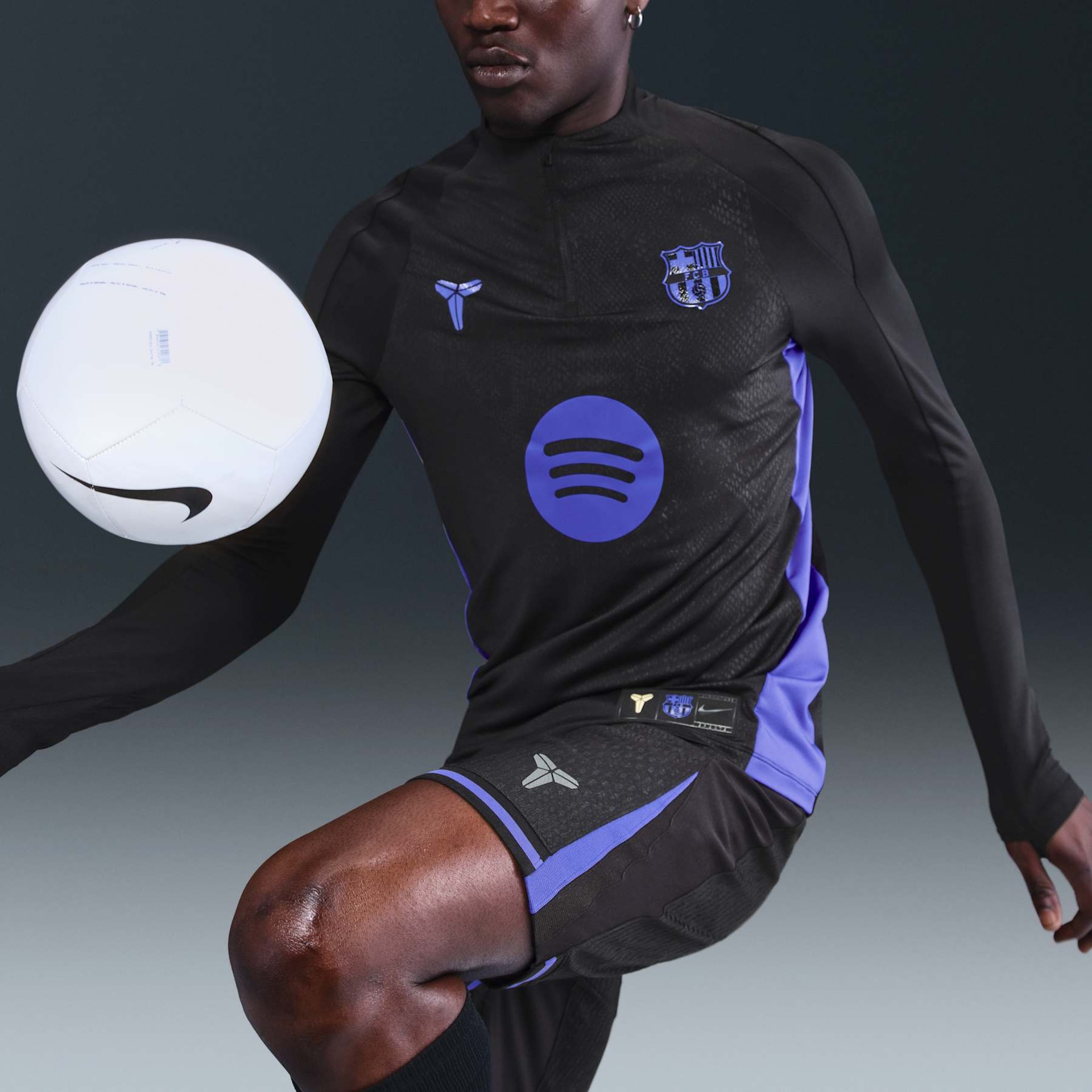 Camiseta Barcelona Manga Longa Nike II Kobe 2025/26 Pré-Jogo Masculina - Foto 3