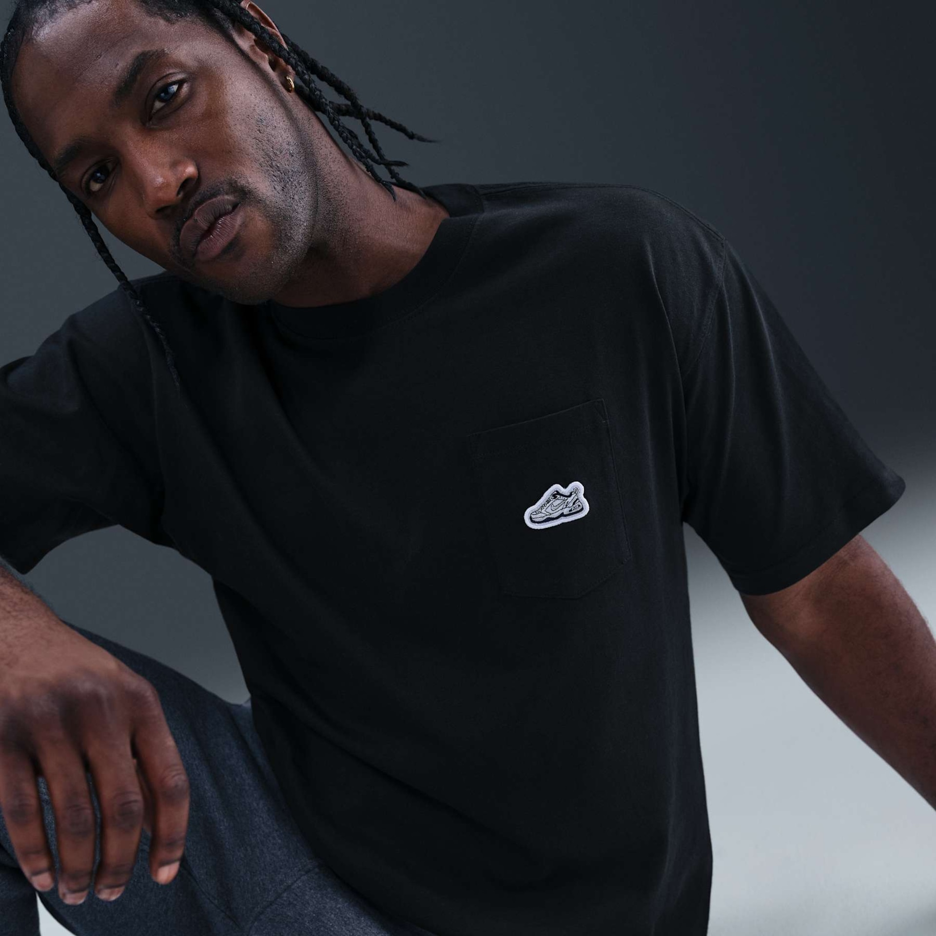 Camiseta Nike Sportswear Patch Masculina - Foto 3