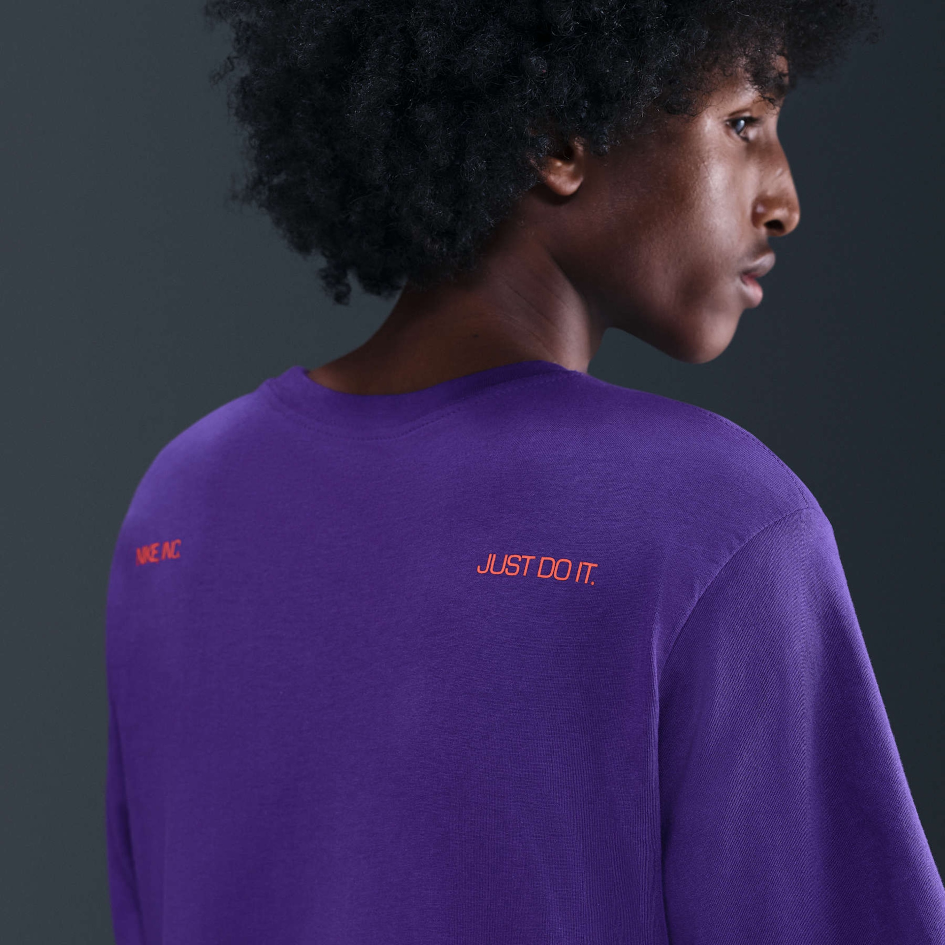 Camiseta Nike Sportswear Swoosh Masculina - Foto 2