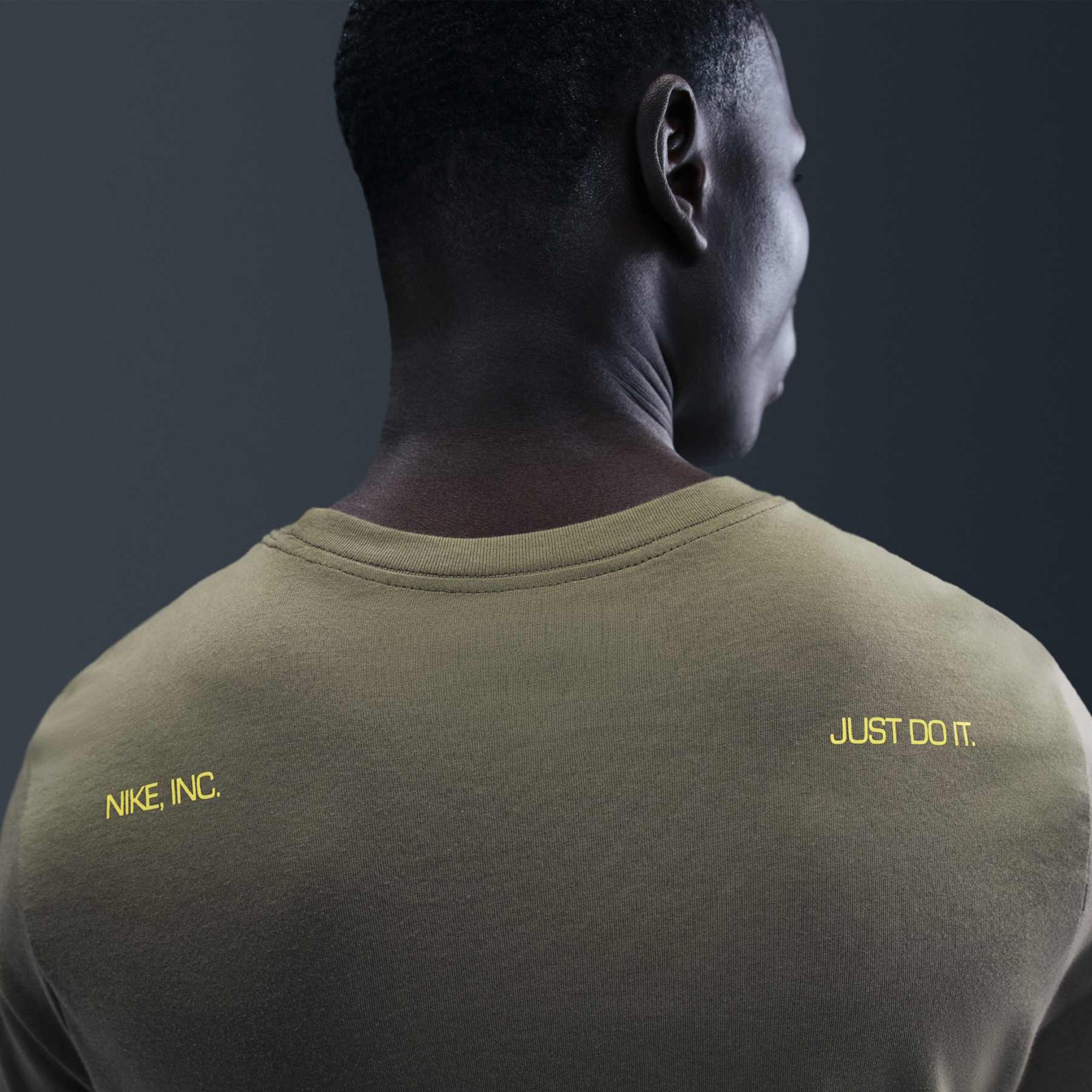 Camiseta Nike Sportswear Swoosh Masculina - Foto 2