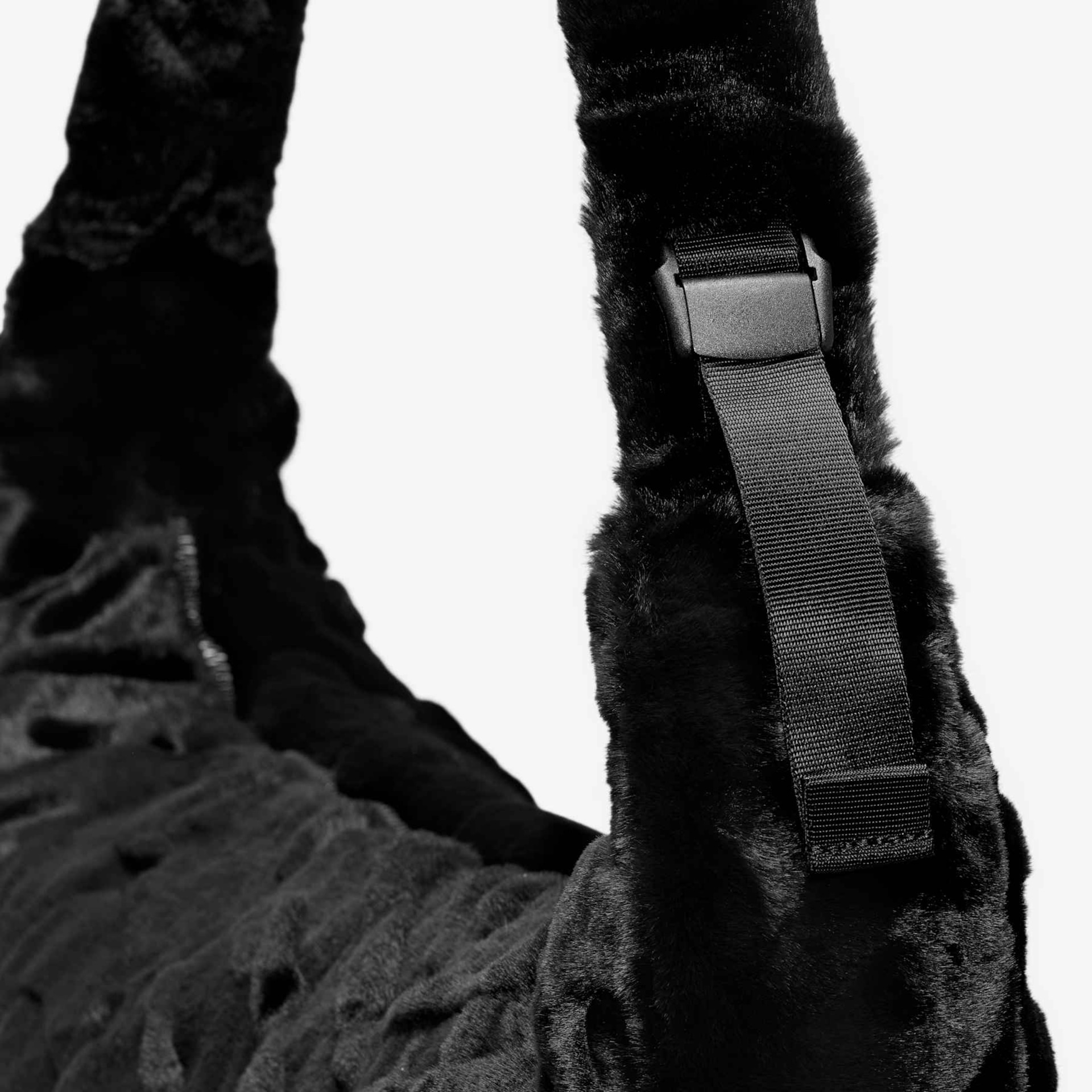 Bolsa Nike Sportswear Slouchy Faux Fur Feminina - Foto 6