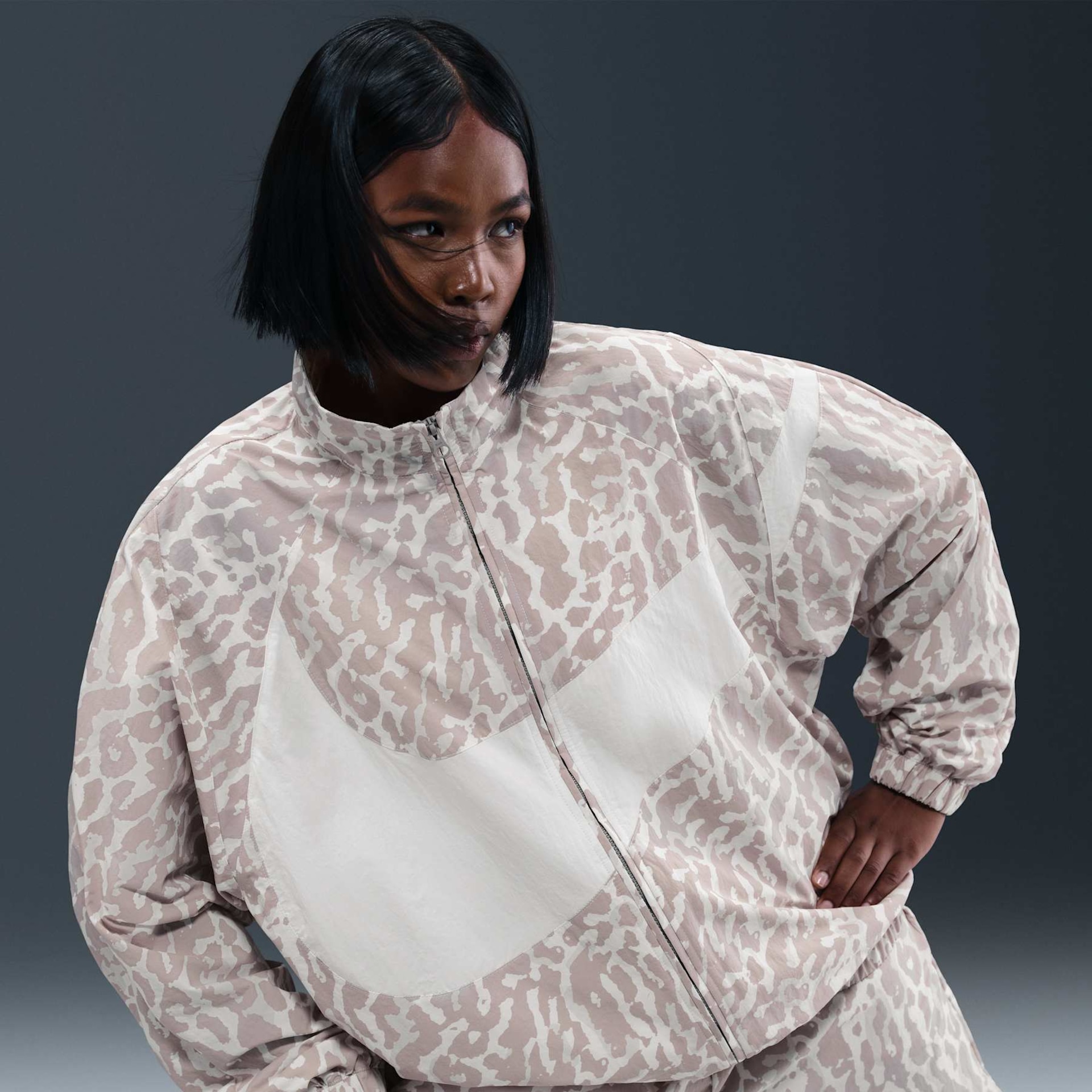 Jaqueta Corta-Vento Nike Sportswear Feminina - Foto 3