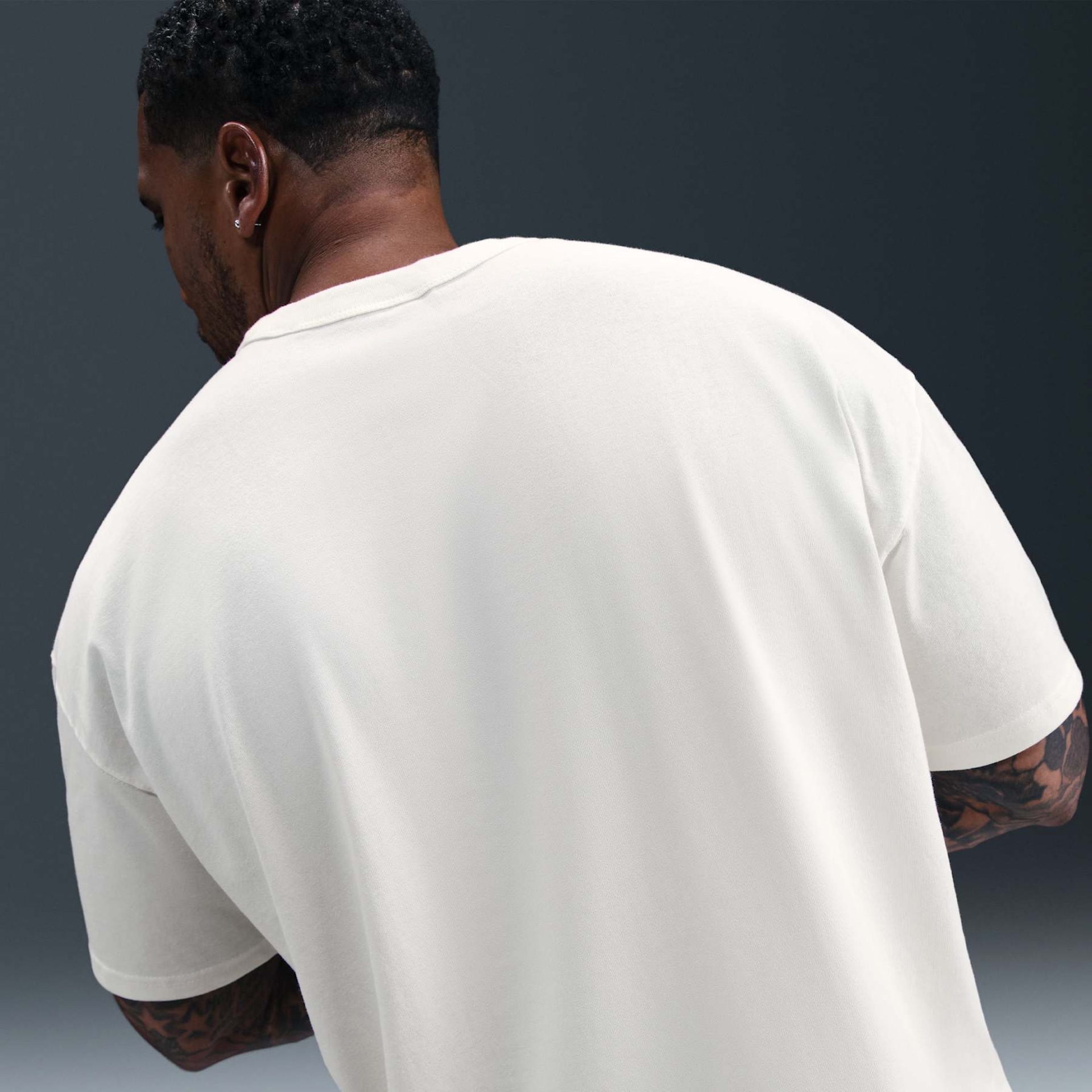 Camiseta Nike Sportswear Essentials Masculina - Foto 7