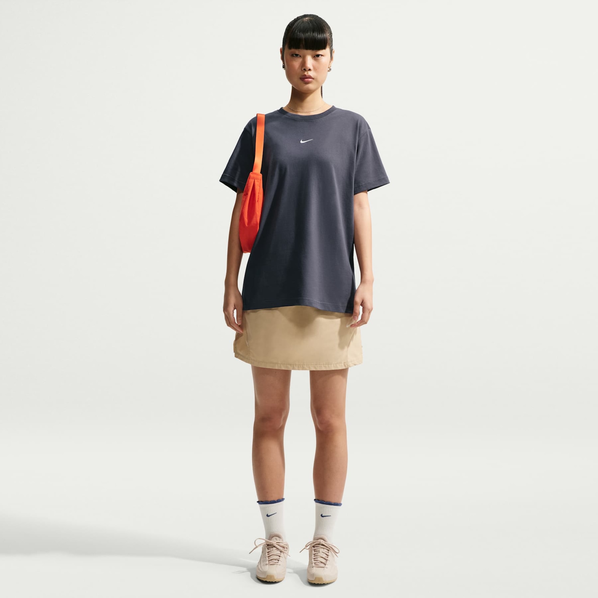 Camiseta Nike Sportswear Classic Oversized Feminina - Foto 4