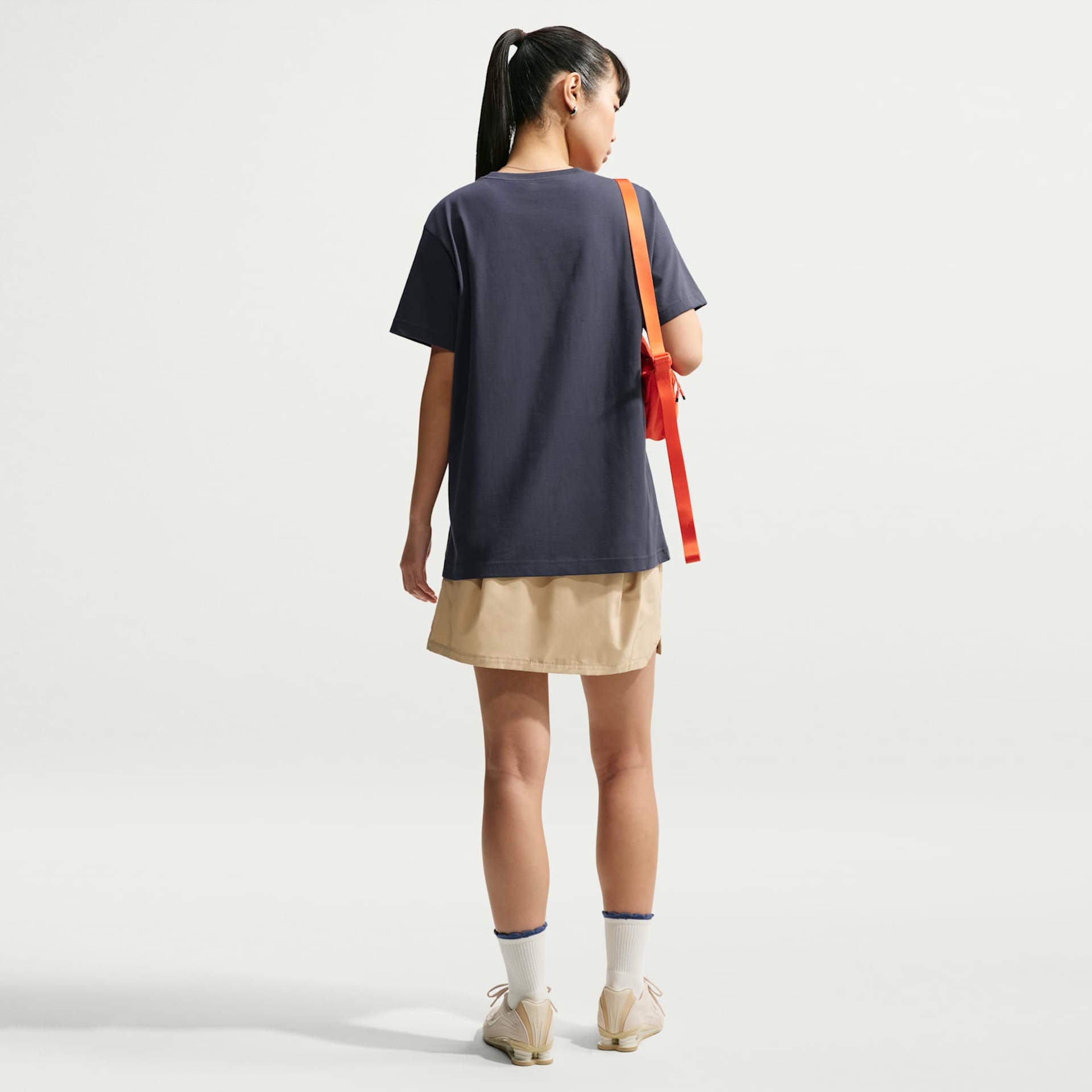 Camiseta Nike Sportswear Classic Oversized Feminina - Foto 5
