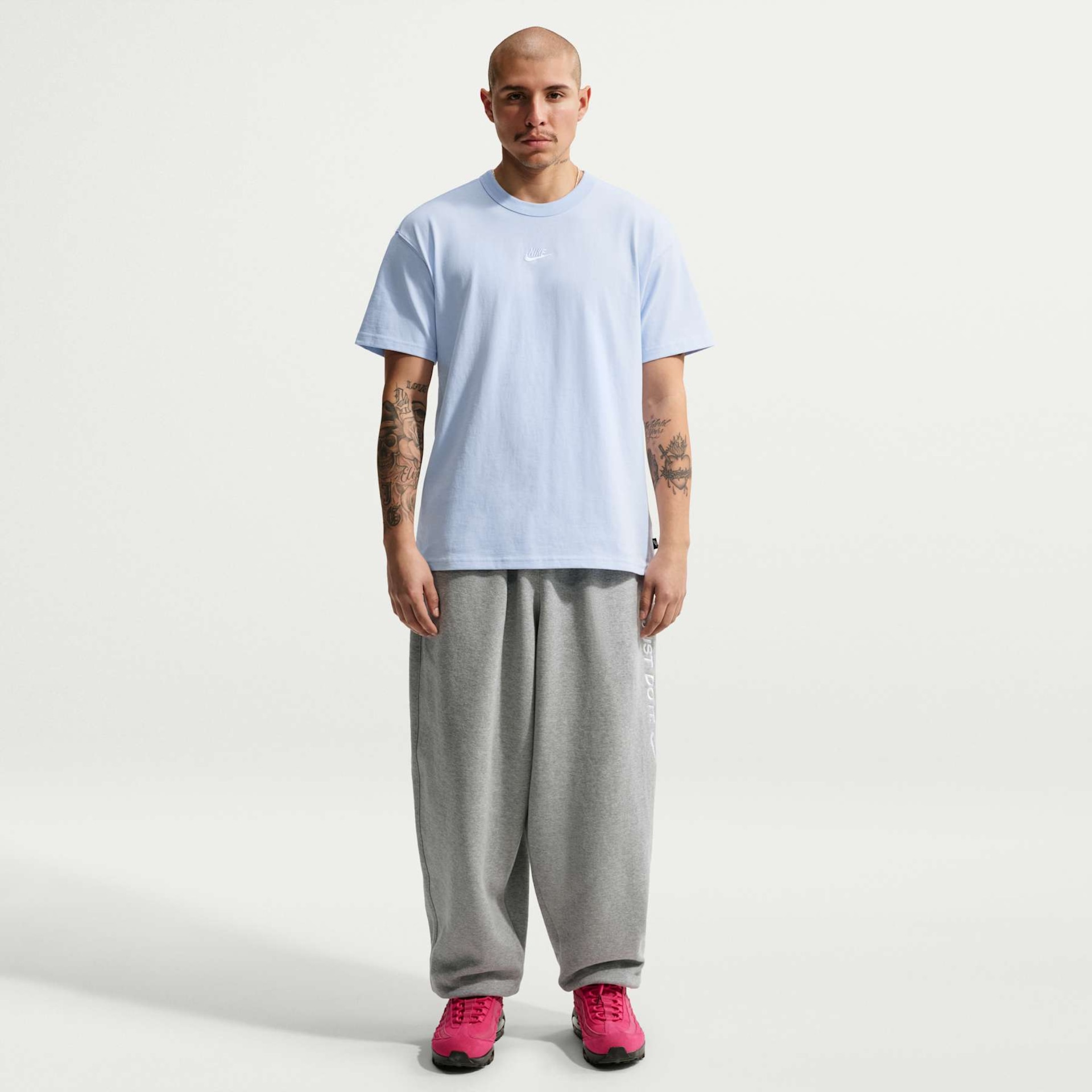 Camiseta Nike Sportswear Premium Essentials Masculina - Foto 4