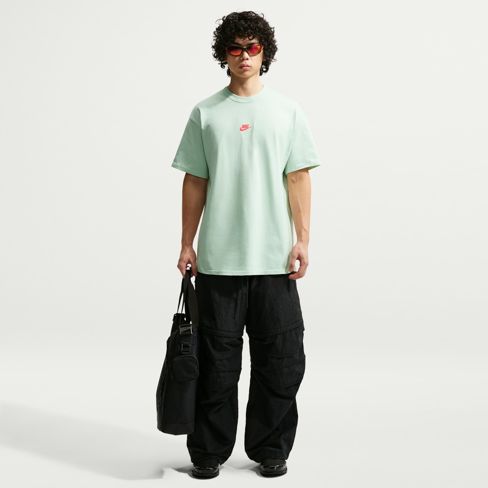 Camiseta Nike Sportswear Premium Essentials Masculina - Foto 4