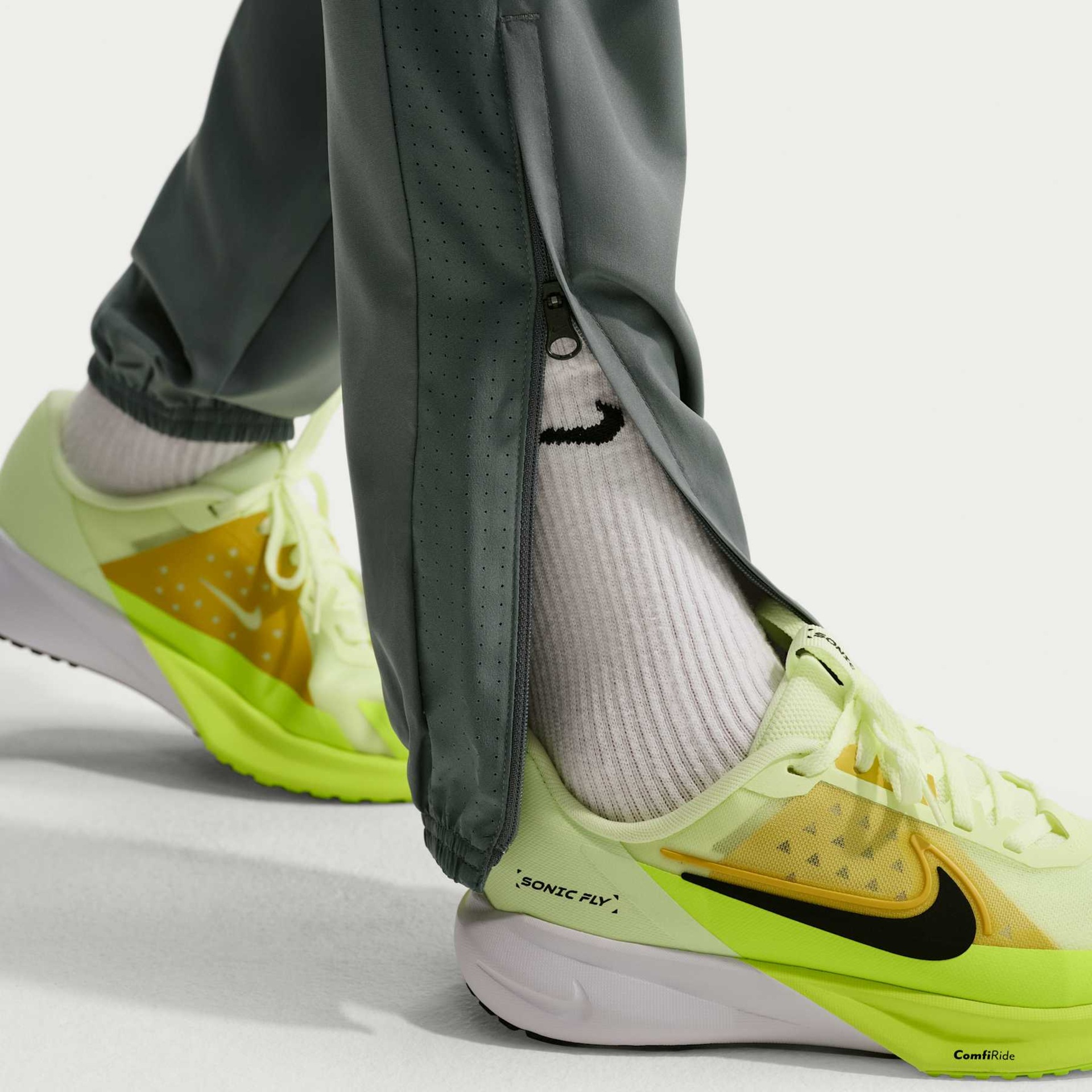 Calça Dri-FIT Nike Miler Woven Infantil - Foto 6