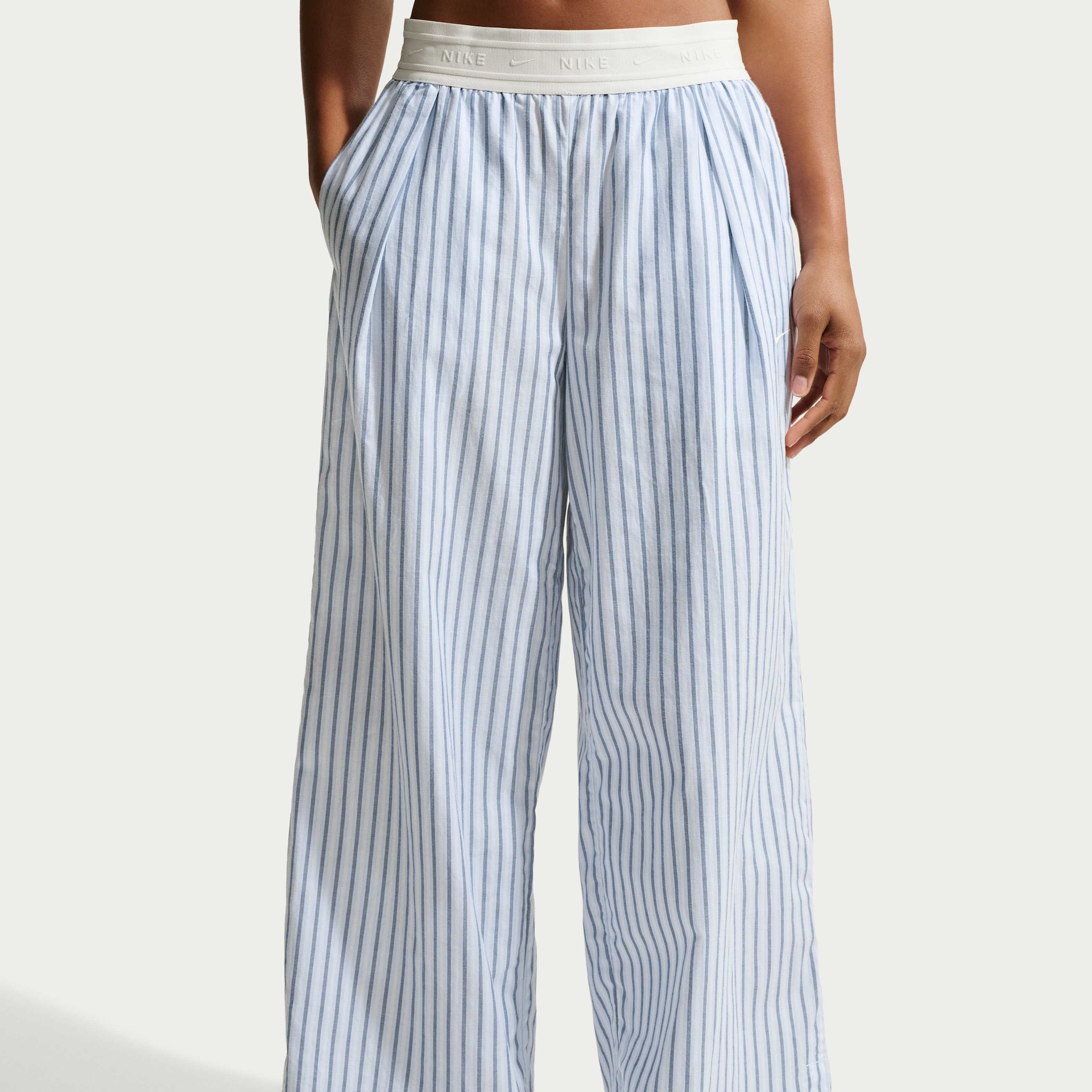 Calça Nike Sportswear Woven Stripe Feminina - Foto 2