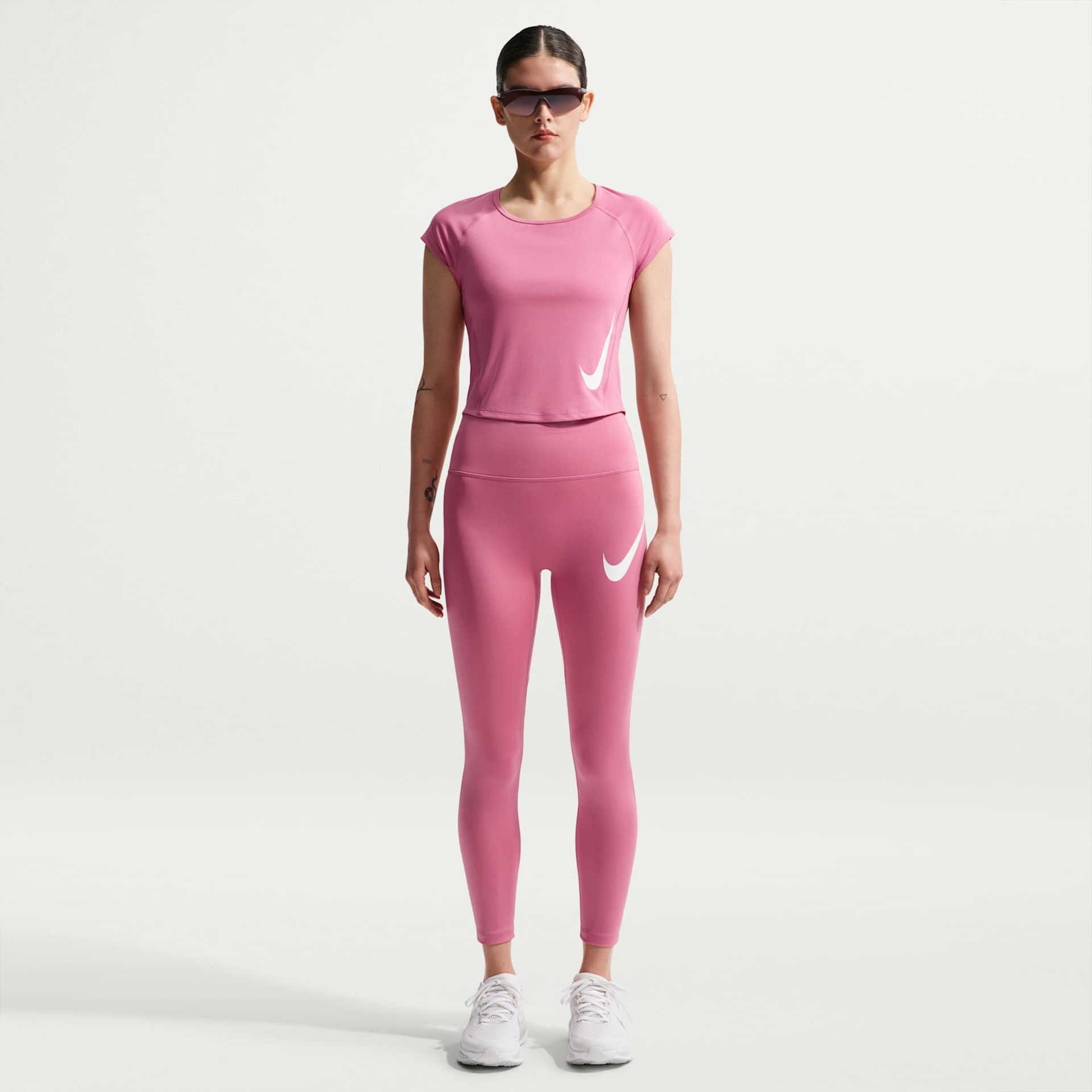 Camiseta Cropped Dri-FIT Nike Tempo Swoosh Feminina - Foto 4