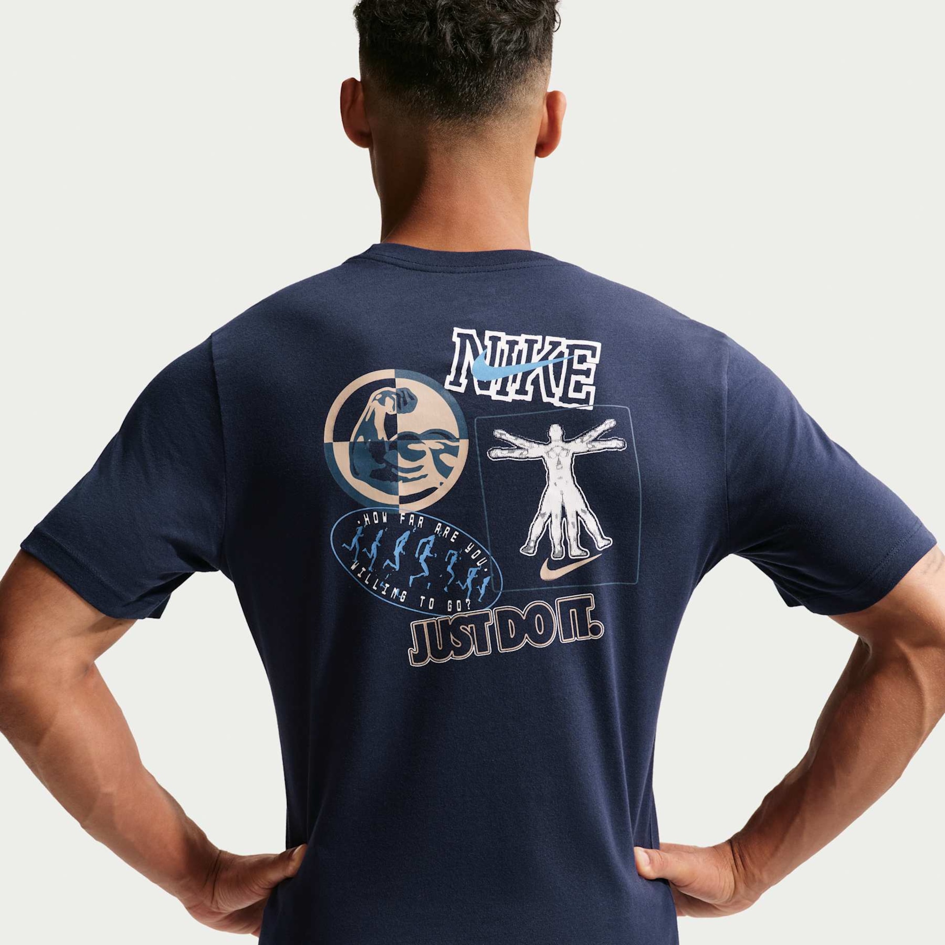 Camiseta Nike Train Stickers Masculina - Foto 2