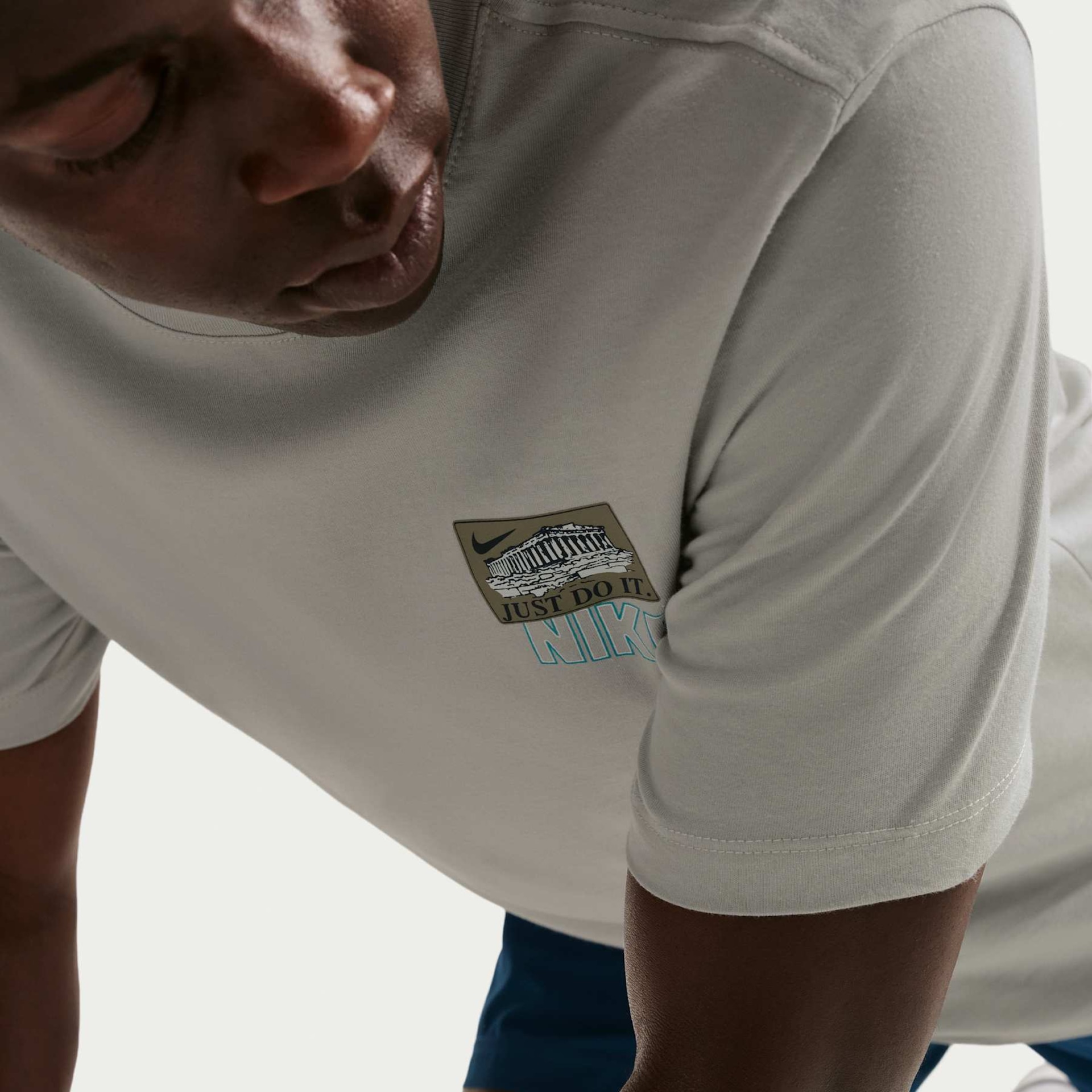 Camiseta Nike Train Stickers Masculina - Foto 3