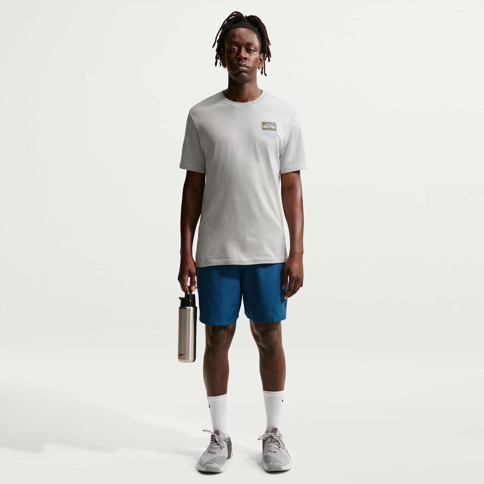 Camiseta Nike Train Stickers Masculina - Foto 4