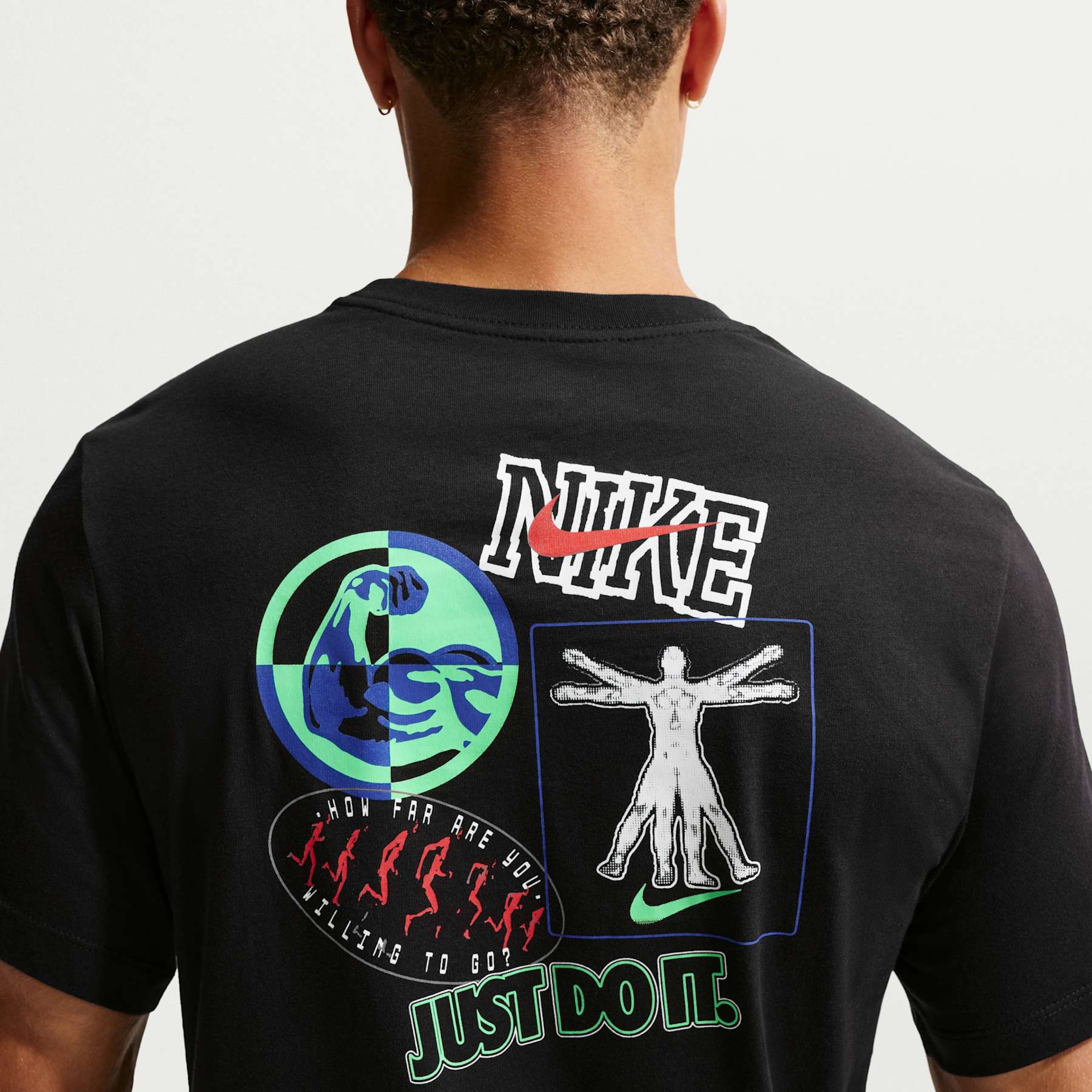 Camiseta Nike Train Stickers Masculina - Foto 2