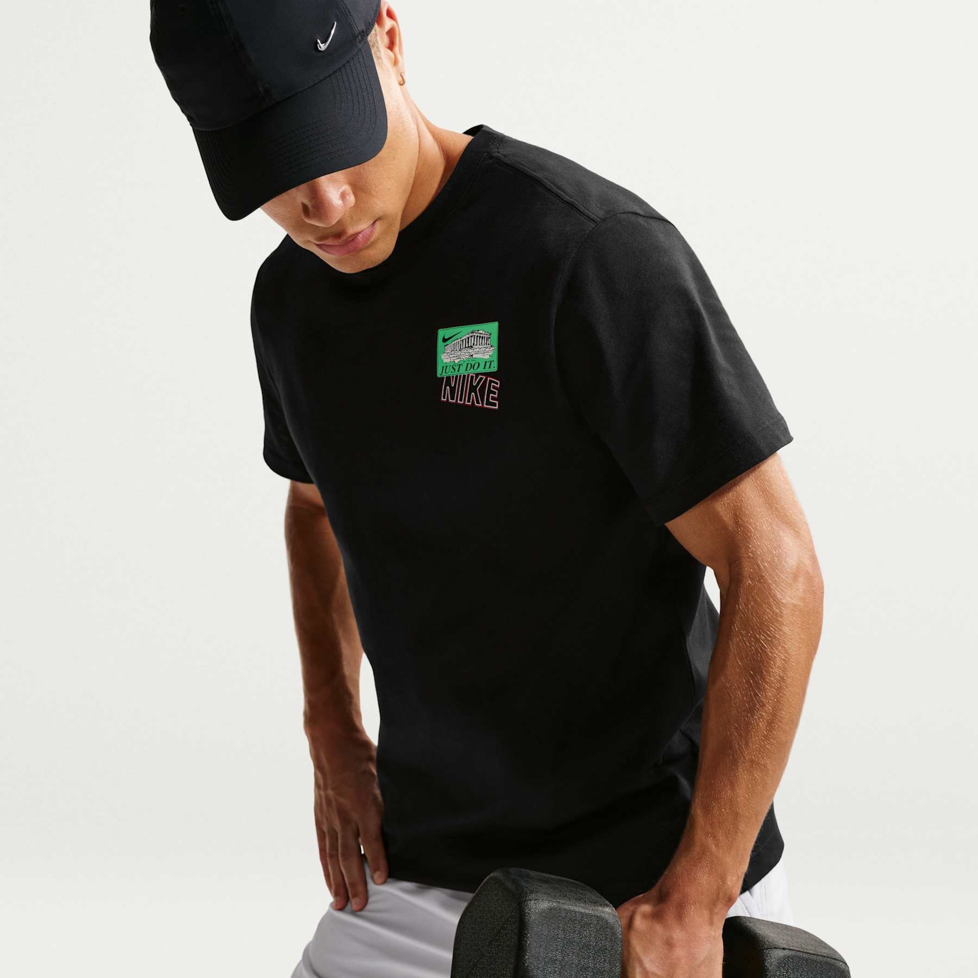 Camiseta Nike Train Stickers Masculina - Foto 3