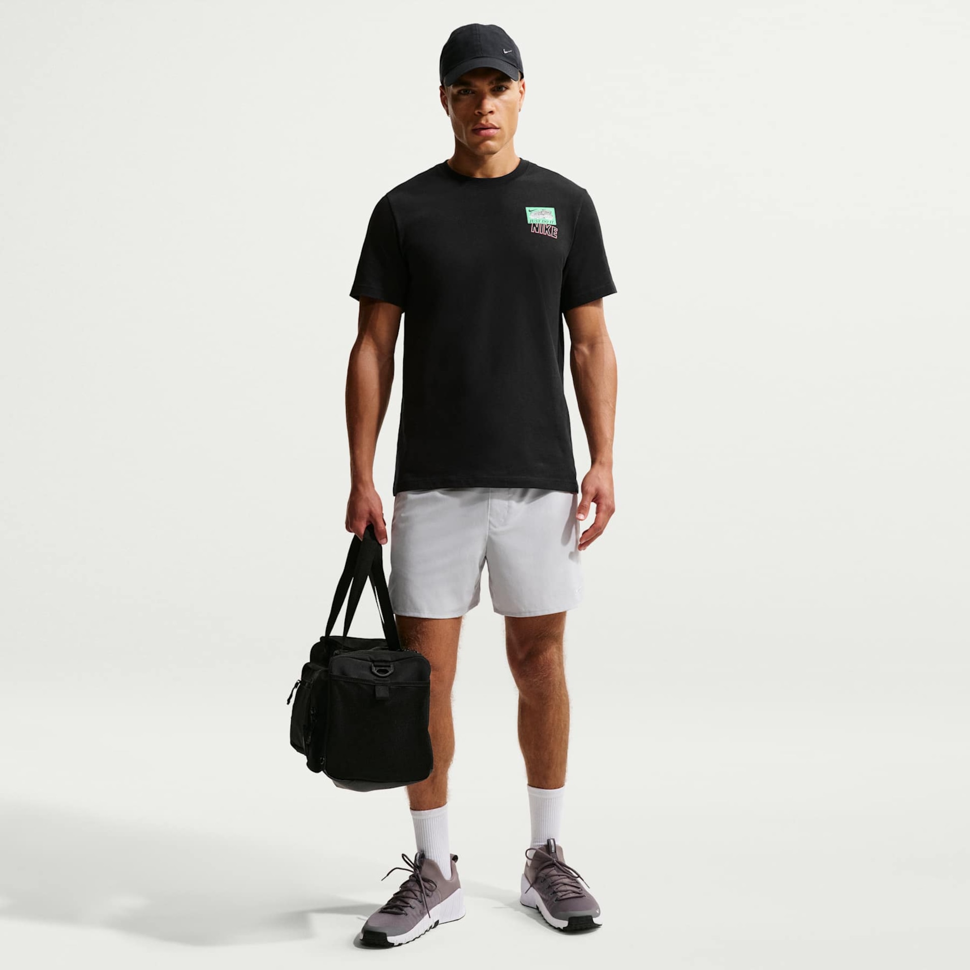 Camiseta Nike Train Stickers Masculina - Foto 4