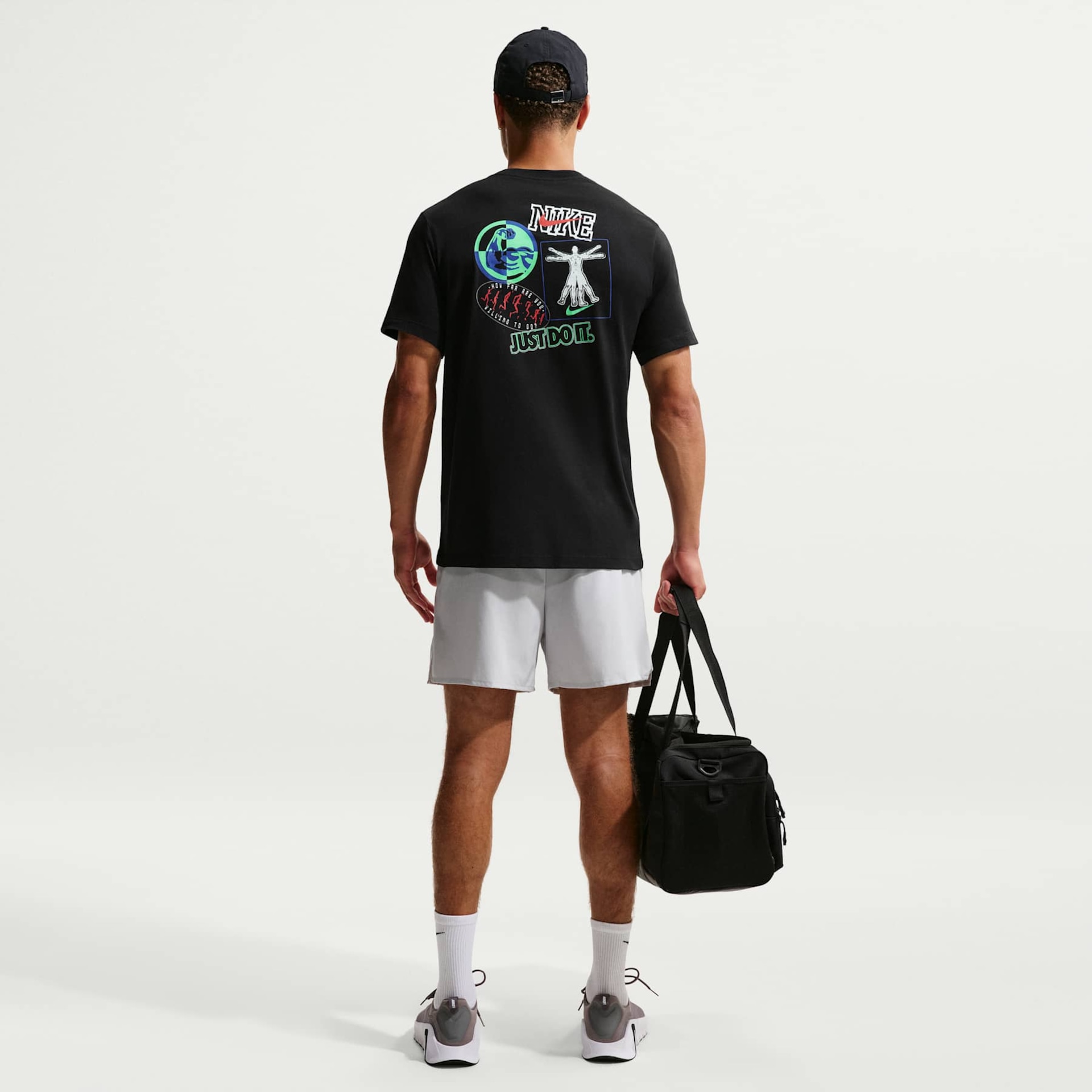 Camiseta Nike Train Stickers Masculina - Foto 5