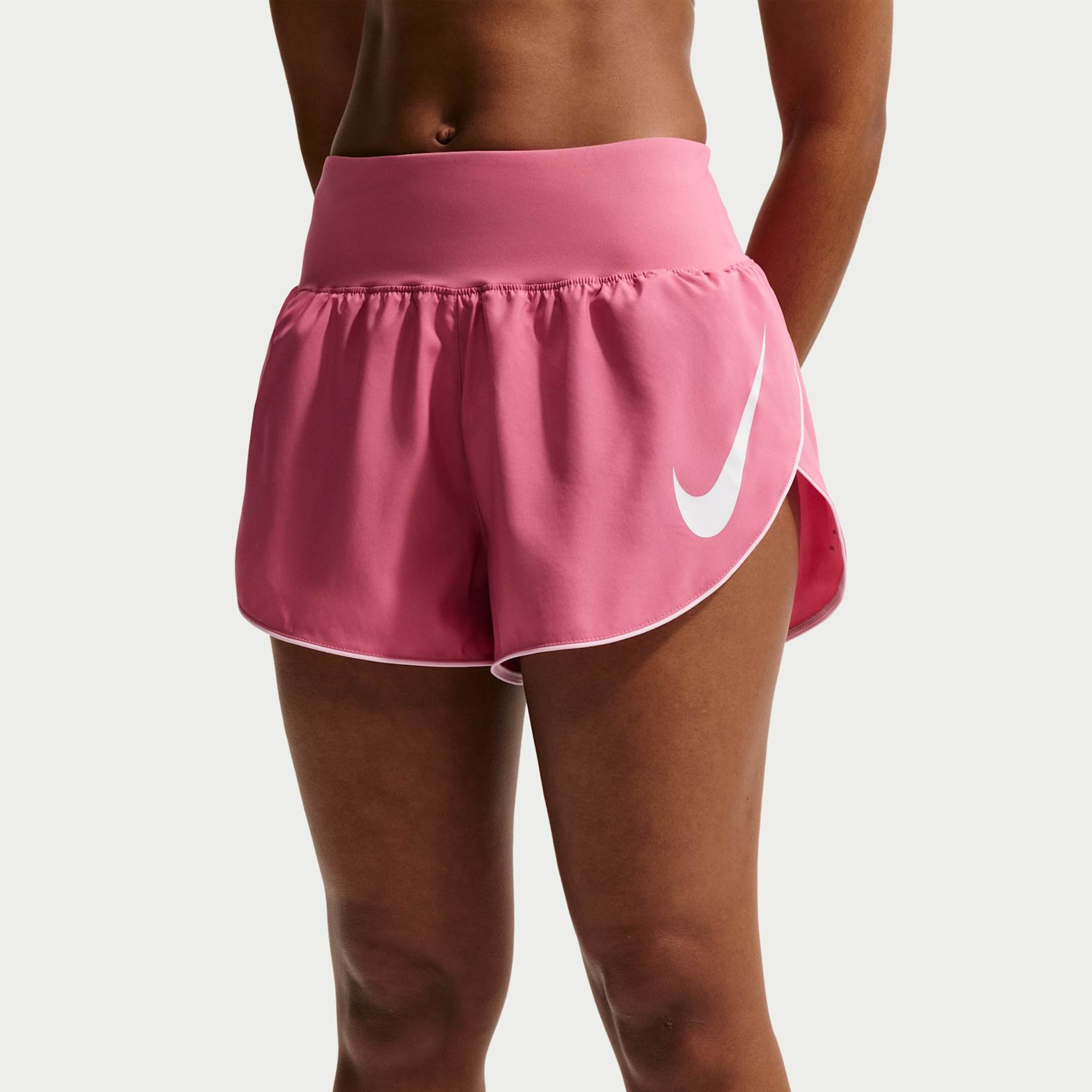 Shorts Dri-FIT Nike Tempo Flow Swoosh Feminino - Foto 2