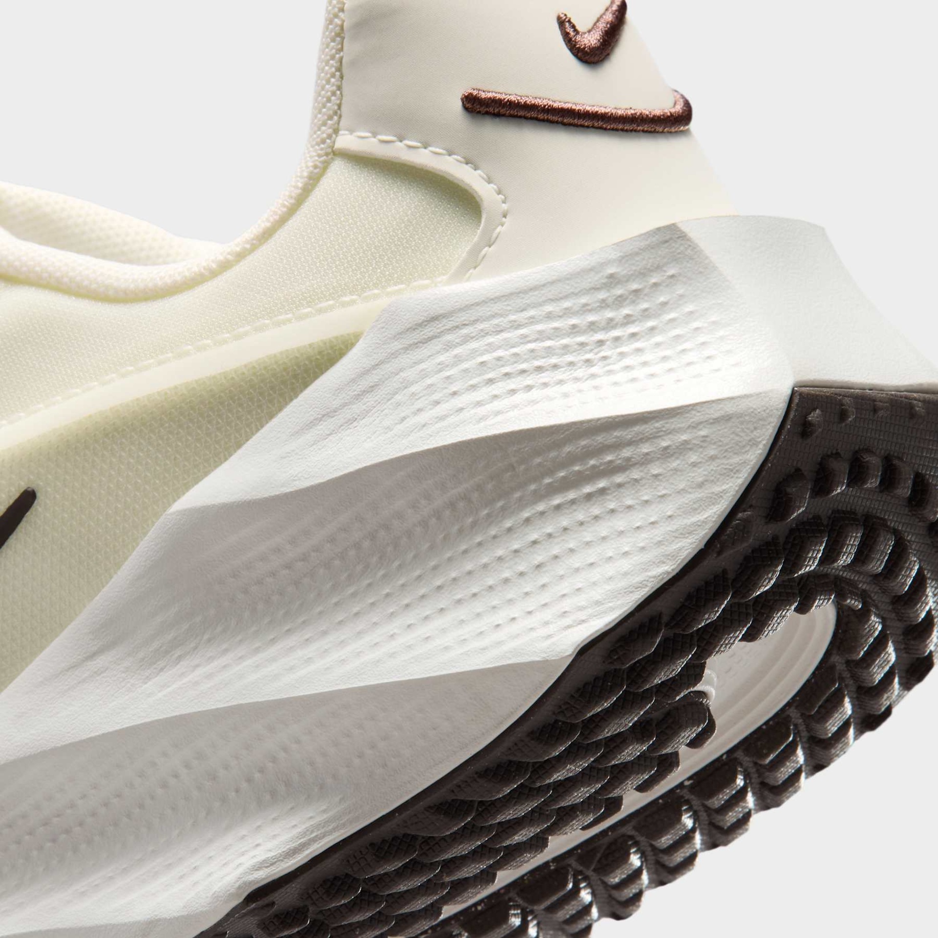 Tênis Nike Aura Edge Feminino - Foto 8