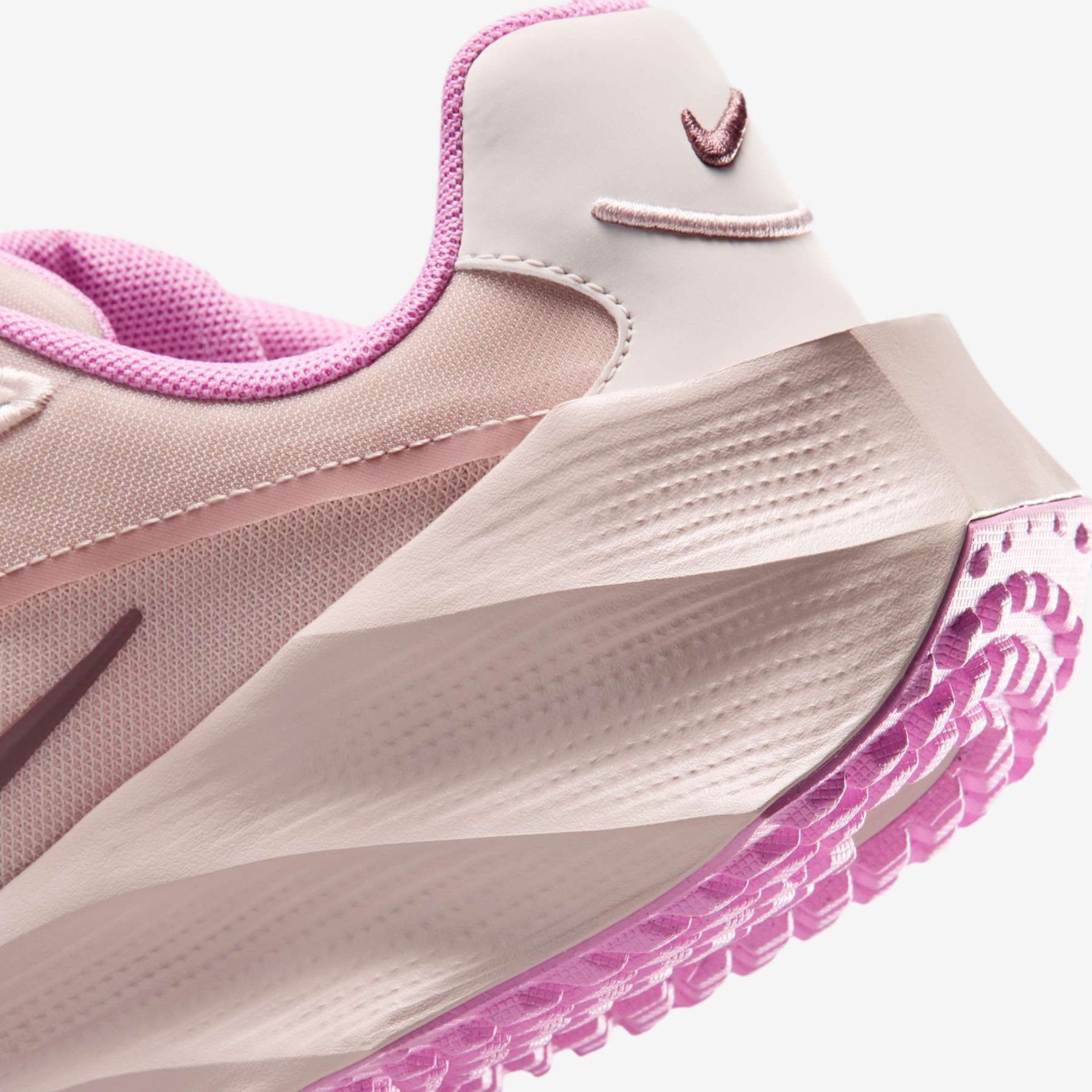 Tênis Nike Aura Edge Feminino - Foto 8