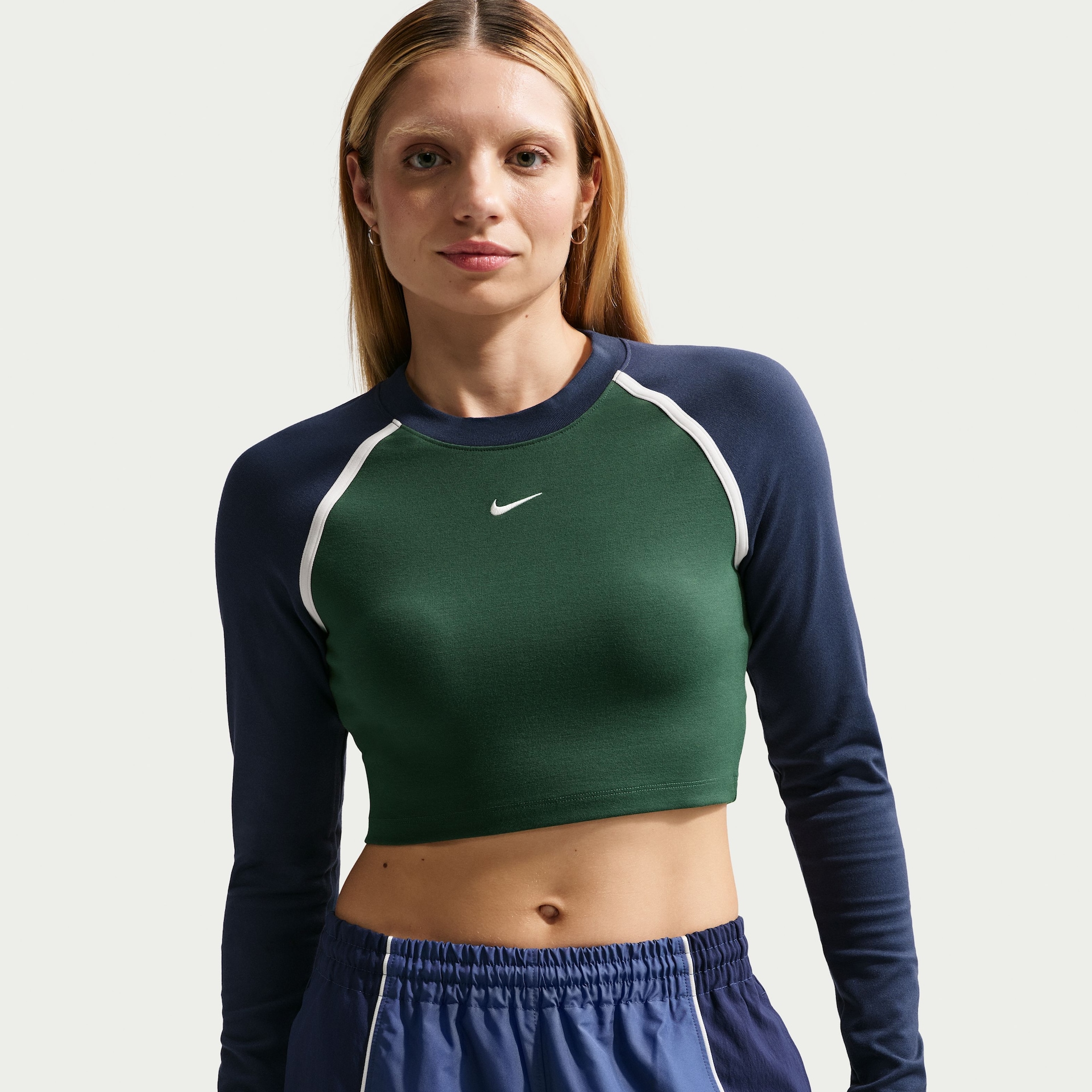 Imagem principal de Camiseta Cropped Nike Sportswear Street Feminina