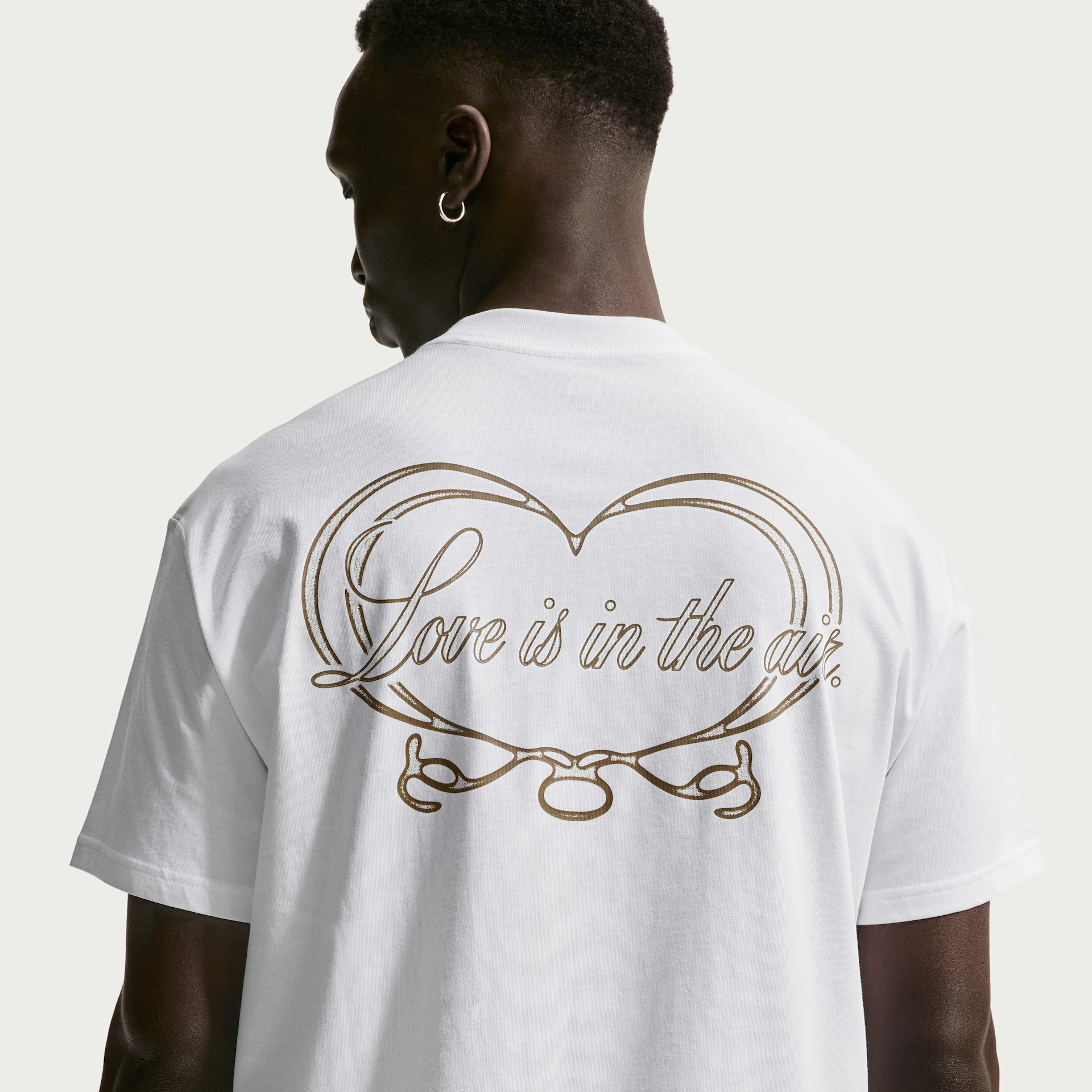 Camiseta Nike Sportswear "Love Is In The Air" Masculina - Foto 2