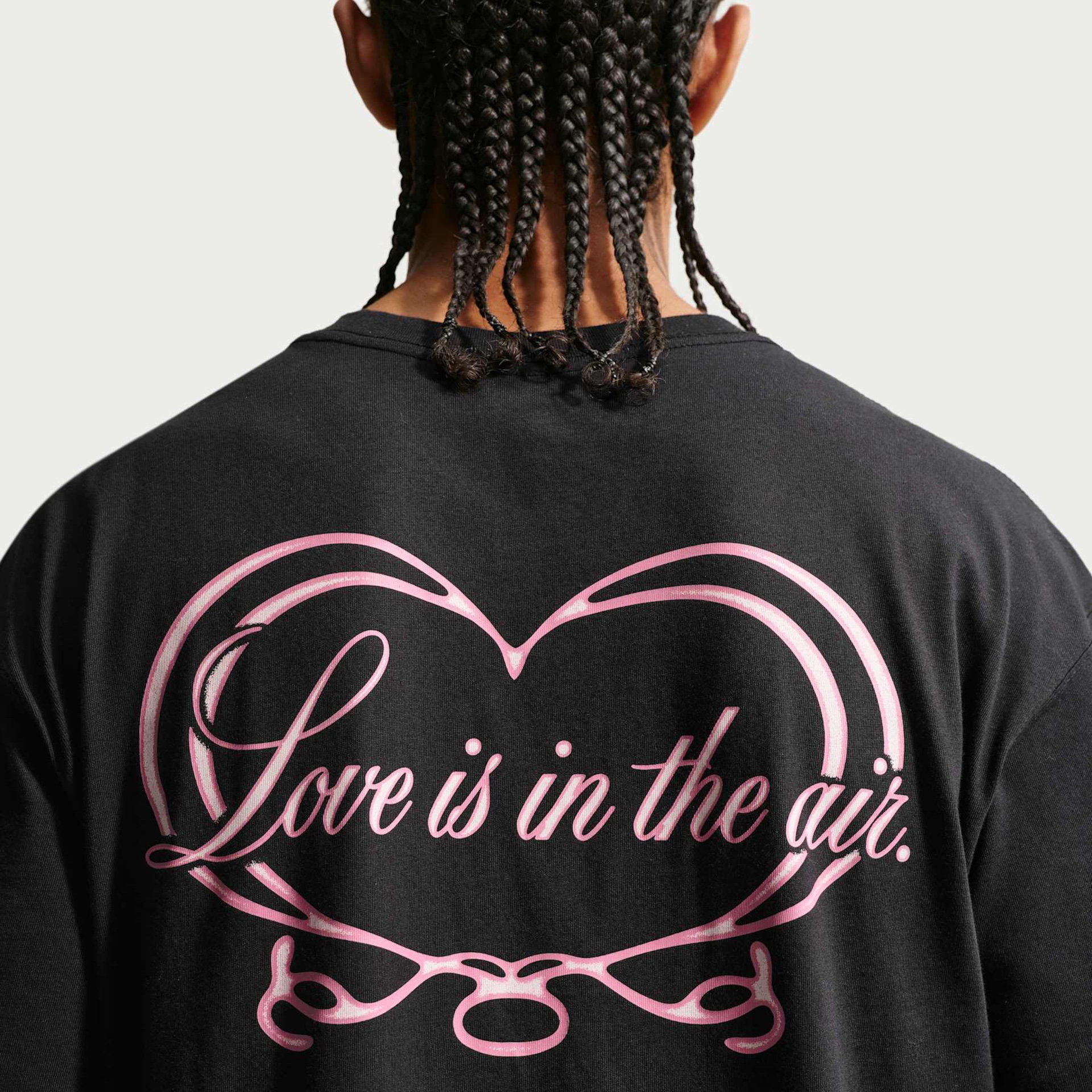 Camiseta Nike Sportswear "Love Is In The Air" Masculina - Foto 2