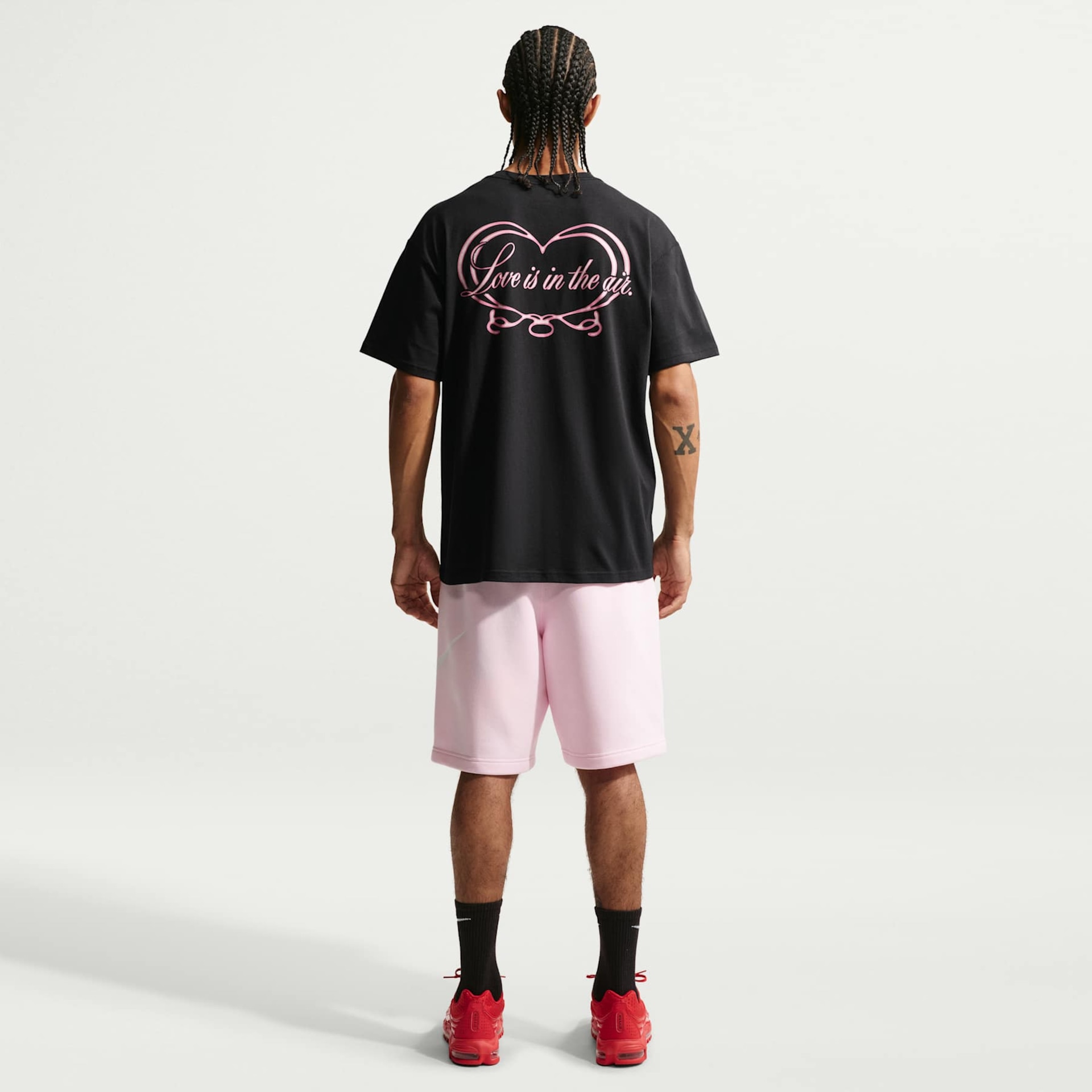 Camiseta Nike Sportswear "Love Is In The Air" Masculina - Foto 5