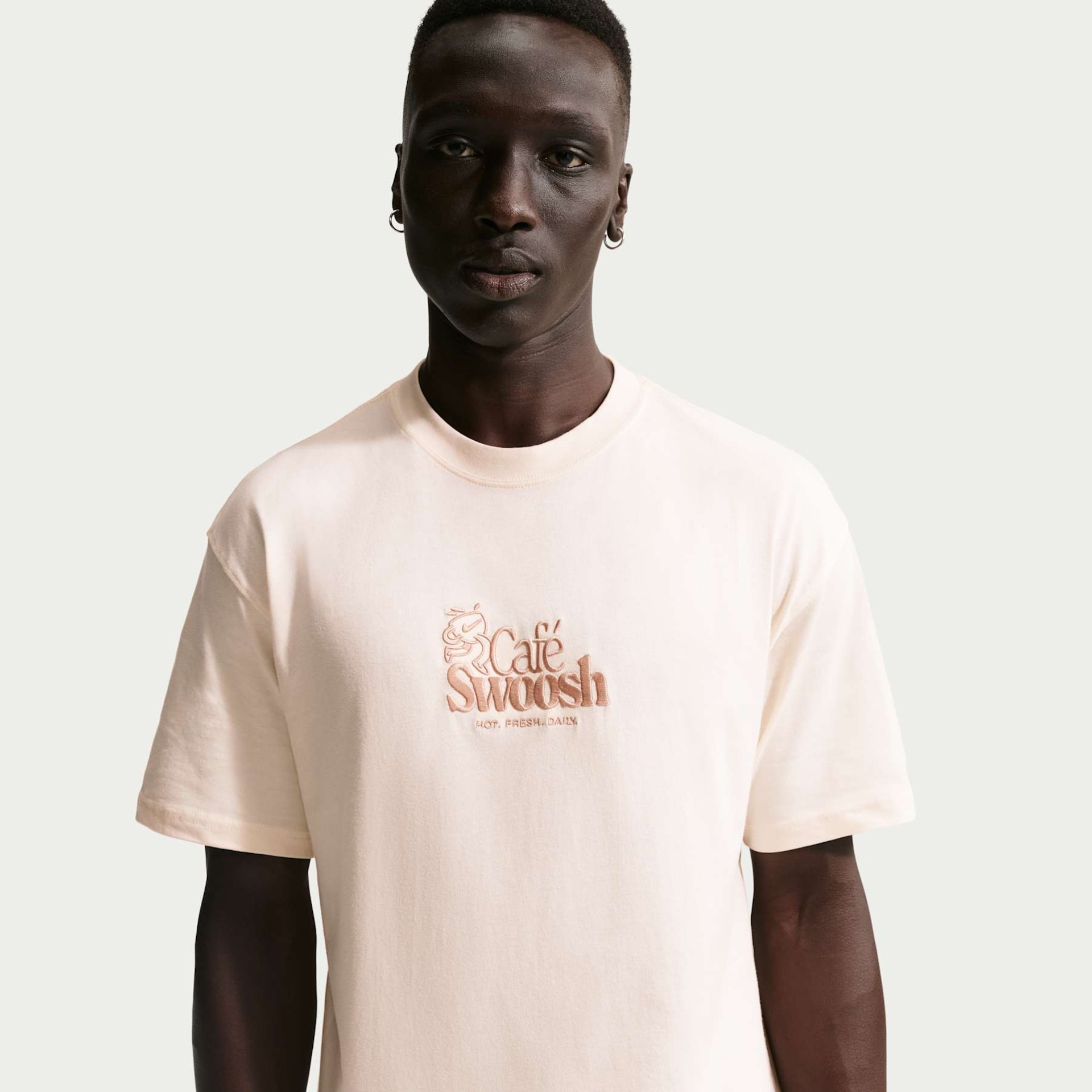 Camiseta Nike Sportswear Café Swoosh Unissex - Foto 1