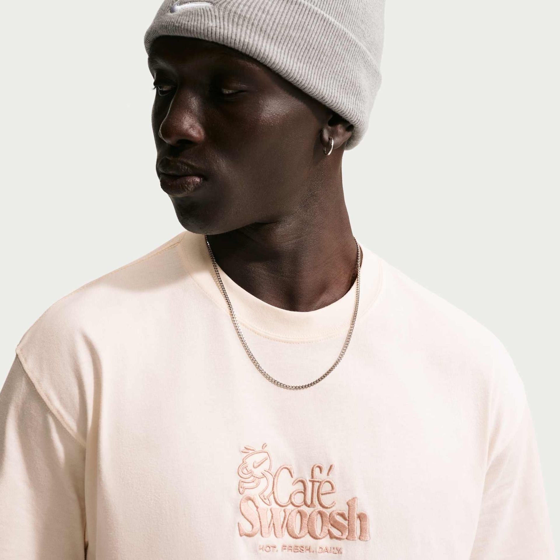 Camiseta Nike Sportswear Café Swoosh Unissex - Foto 3