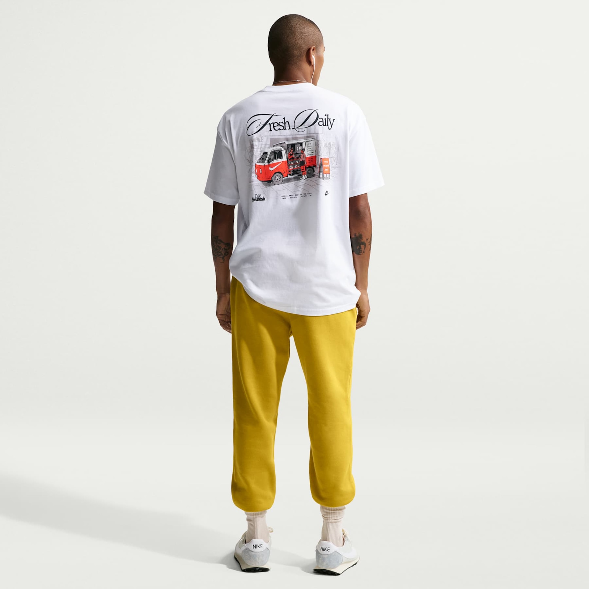 Camiseta Nike Sportswear Swoosh Masculina - Foto 5