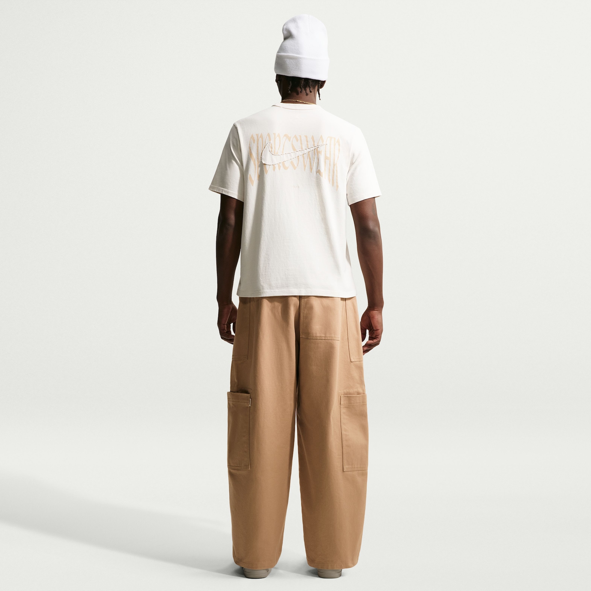 Camiseta Nike Sportswear Tailored Essentials Unissex - Foto 3