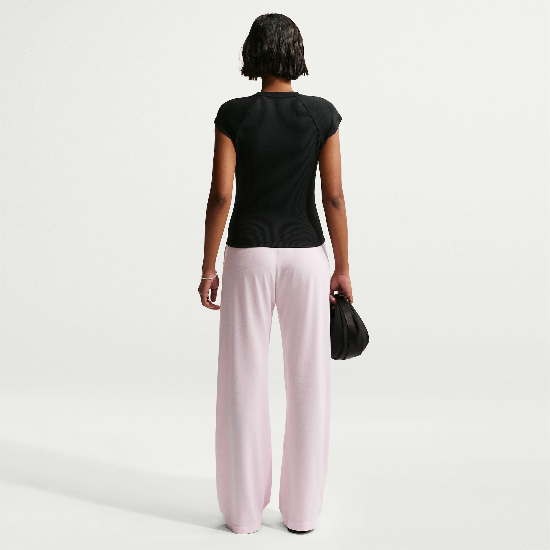 Camiseta Nike Sportswear Chill Knit Feminina - Foto 5