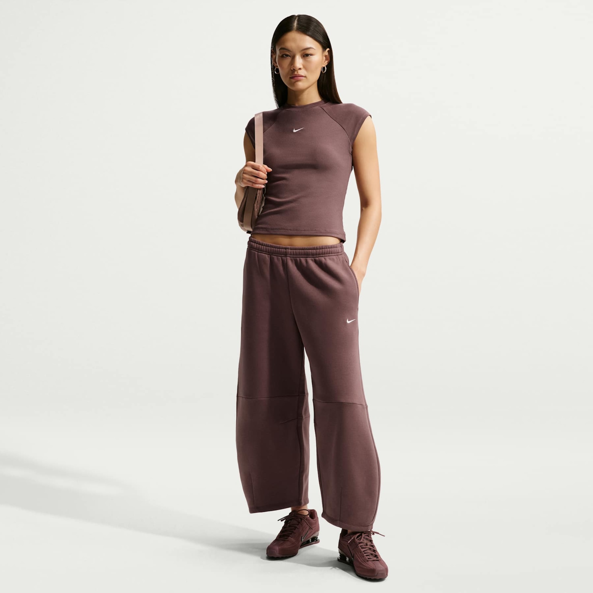 Camiseta Nike Sportswear Chill Knit Feminina - Foto 4