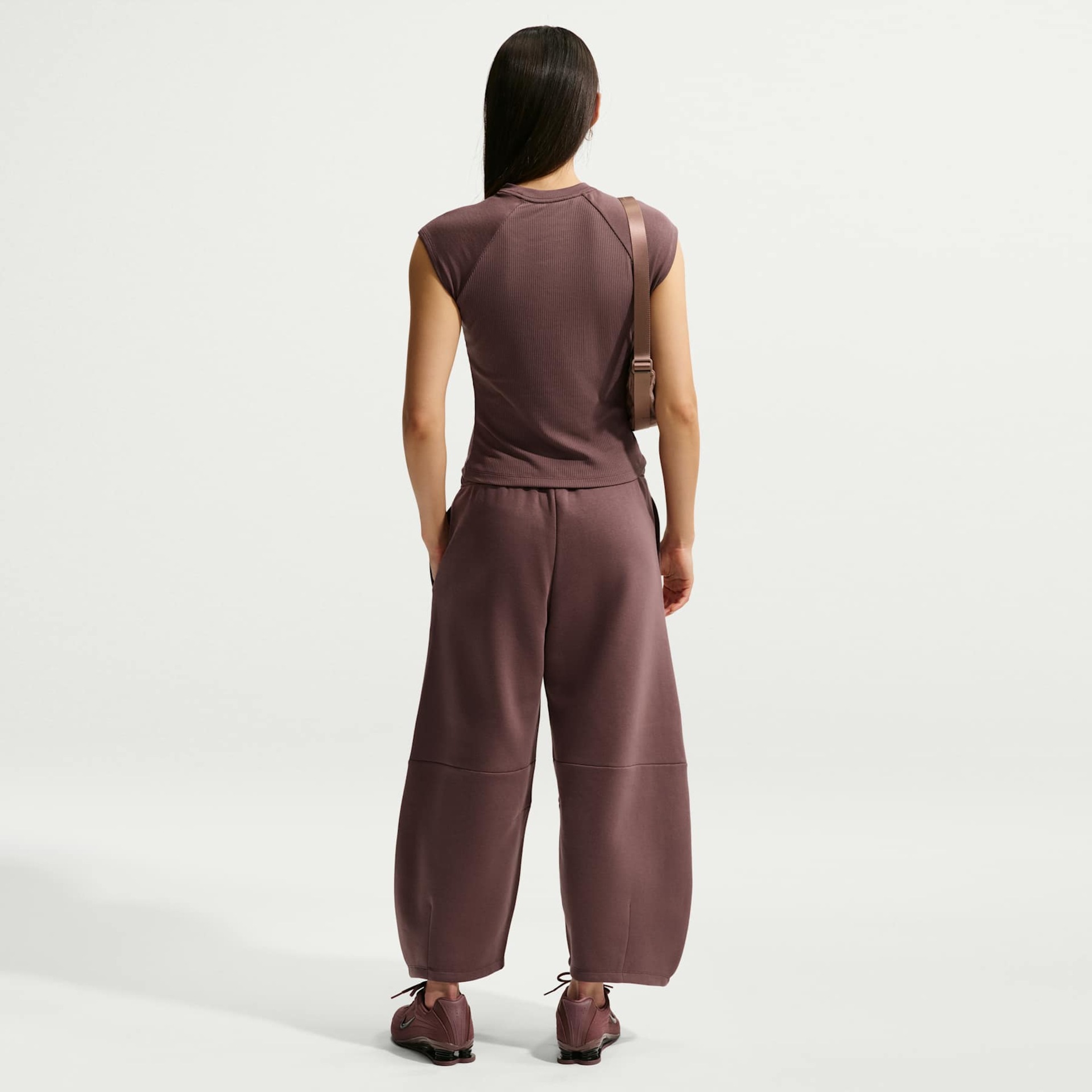 Camiseta Nike Sportswear Chill Knit Feminina - Foto 5