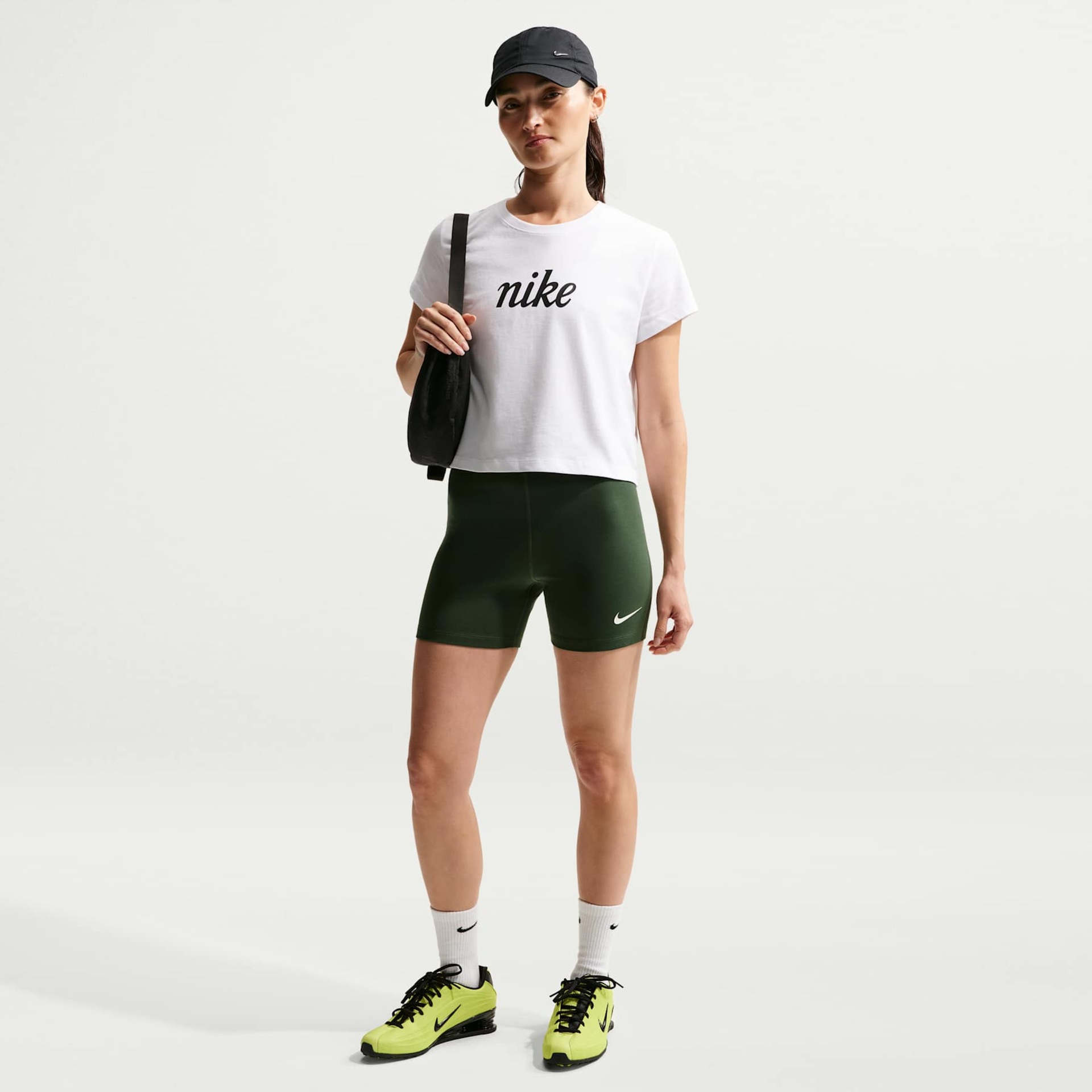 Camiseta Nike Sportswear Club Heritage Feminina - Foto 4